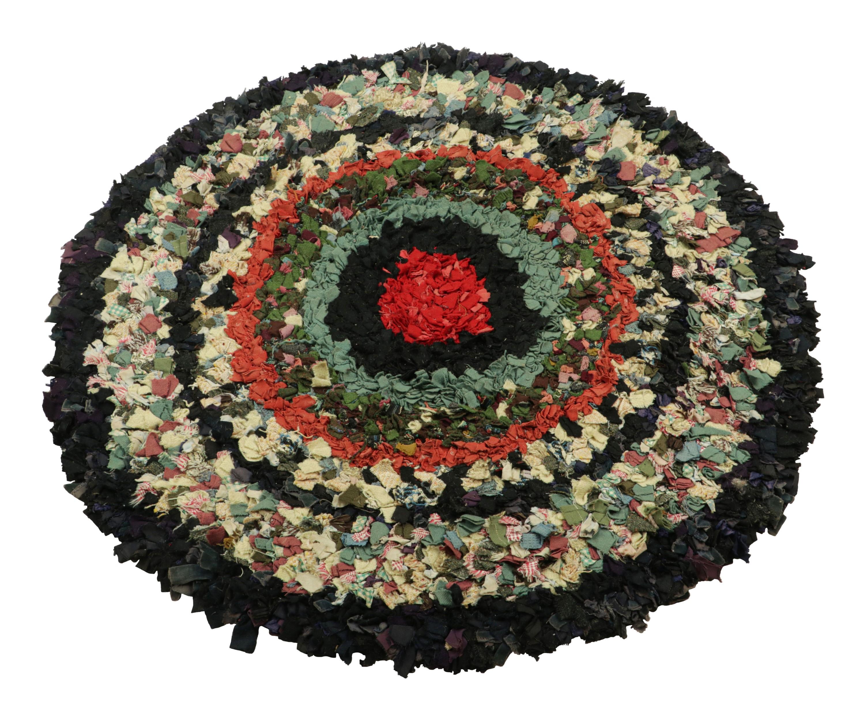 Ancien tapis circulaire à capuche avec motifs géométriques polychromes  Rug & Kilim Bon état - En vente à Long Island City, NY