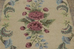 Tapis ovale ancien en crochet avec médaillon floral, vert Sage - Rug & Kilim