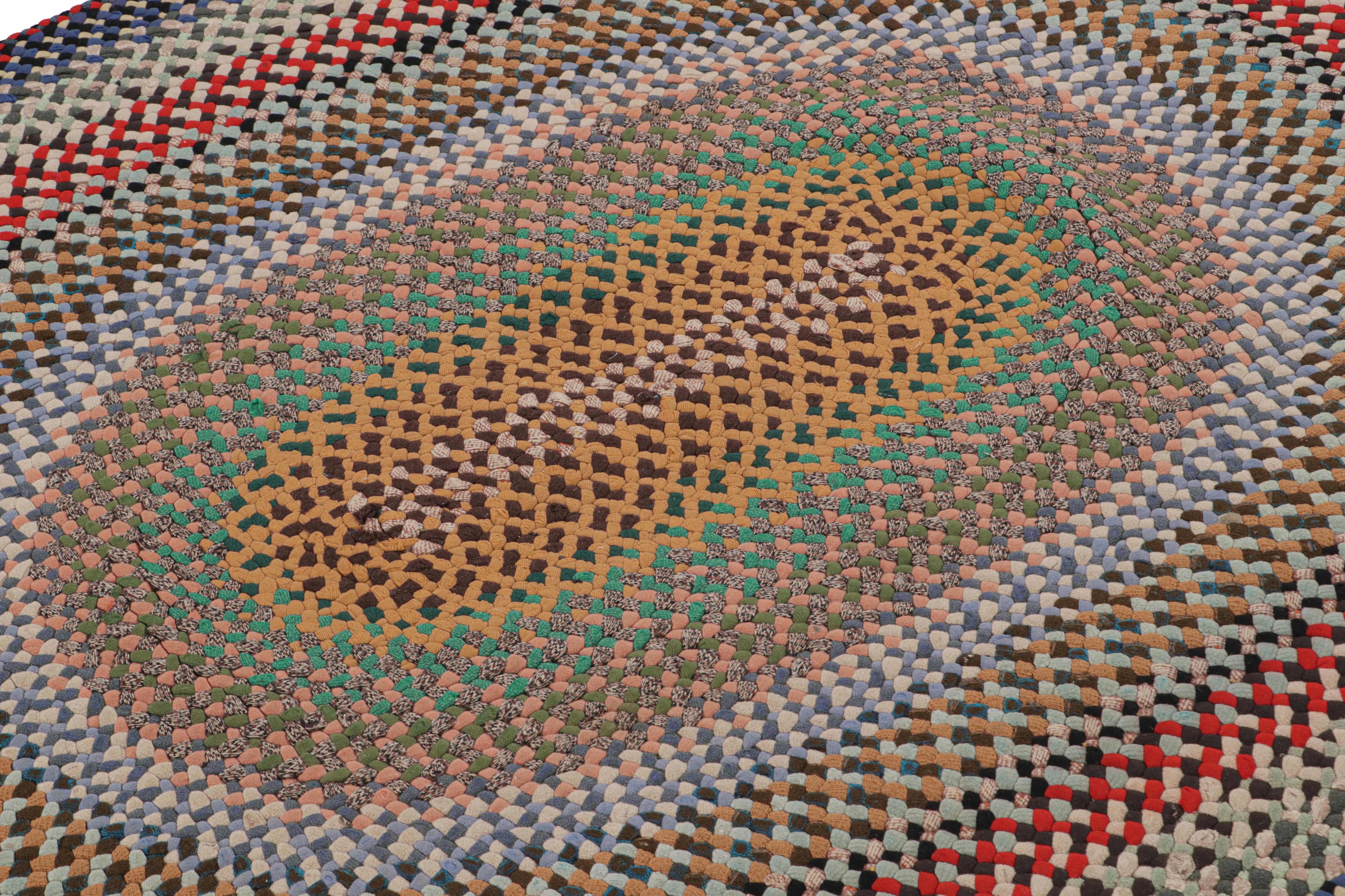 Antiker ovaler Hakenteppich mit polychromen Flechtstreifen, von Rug & Kilim (Handgeknüpft) im Angebot