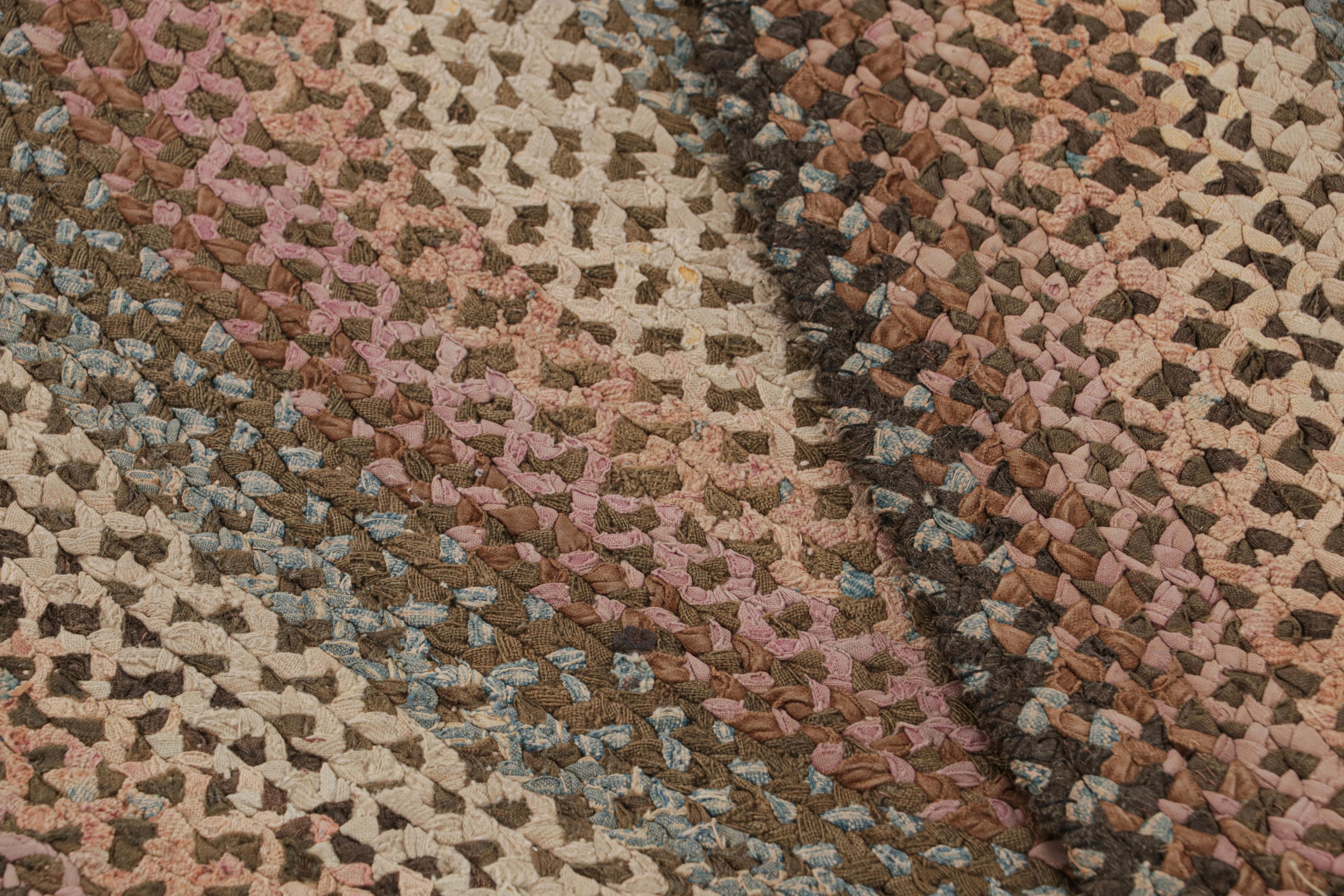 Antiker ovaler Hakenteppich mit polychromen Flechtstreifen, von Rug & Kilim (Stoff) im Angebot