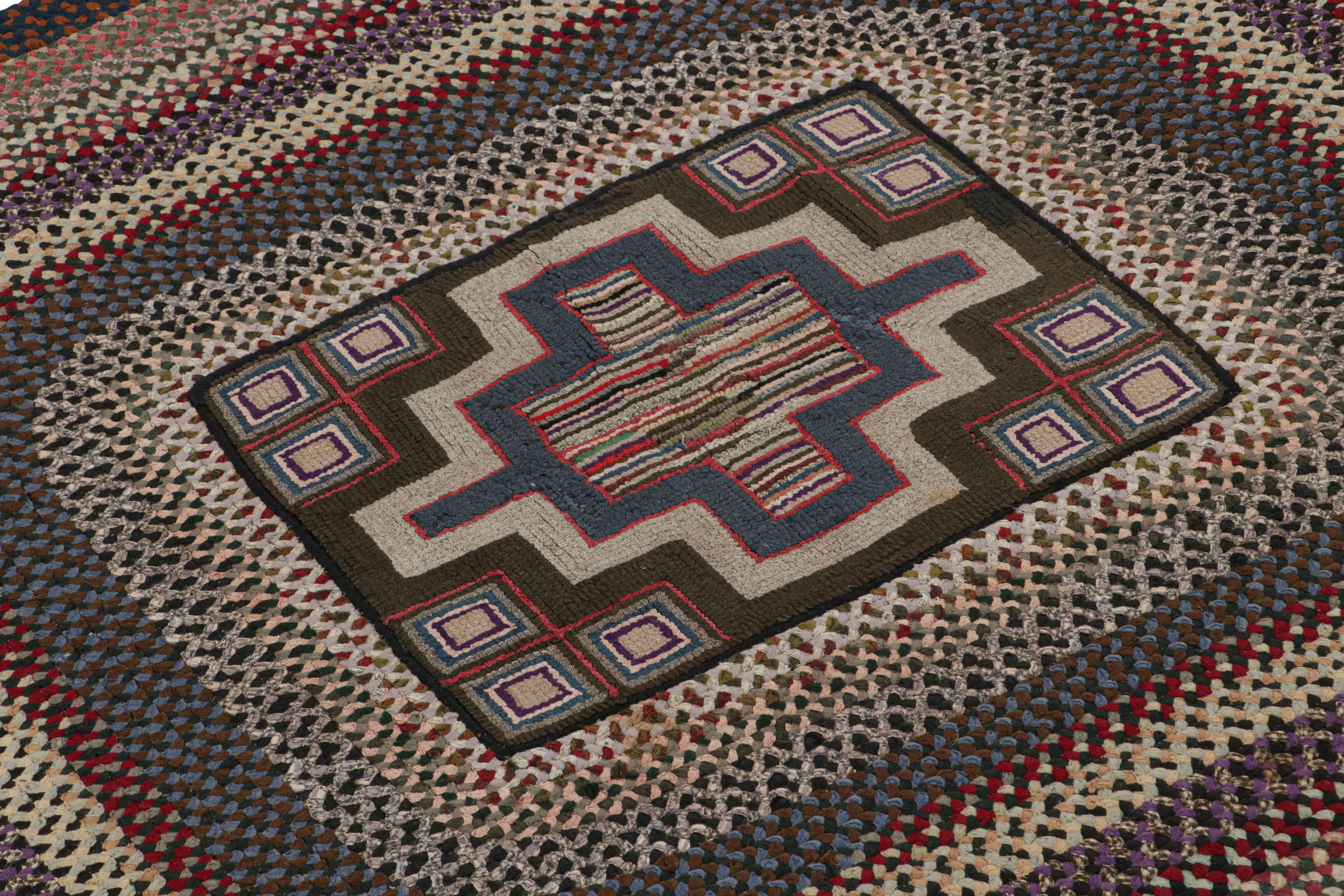 Antiker ovaler Hakenteppich mit Streifen und geometrischen Mustern, von Rug & Kilim (Handgeknüpft) im Angebot