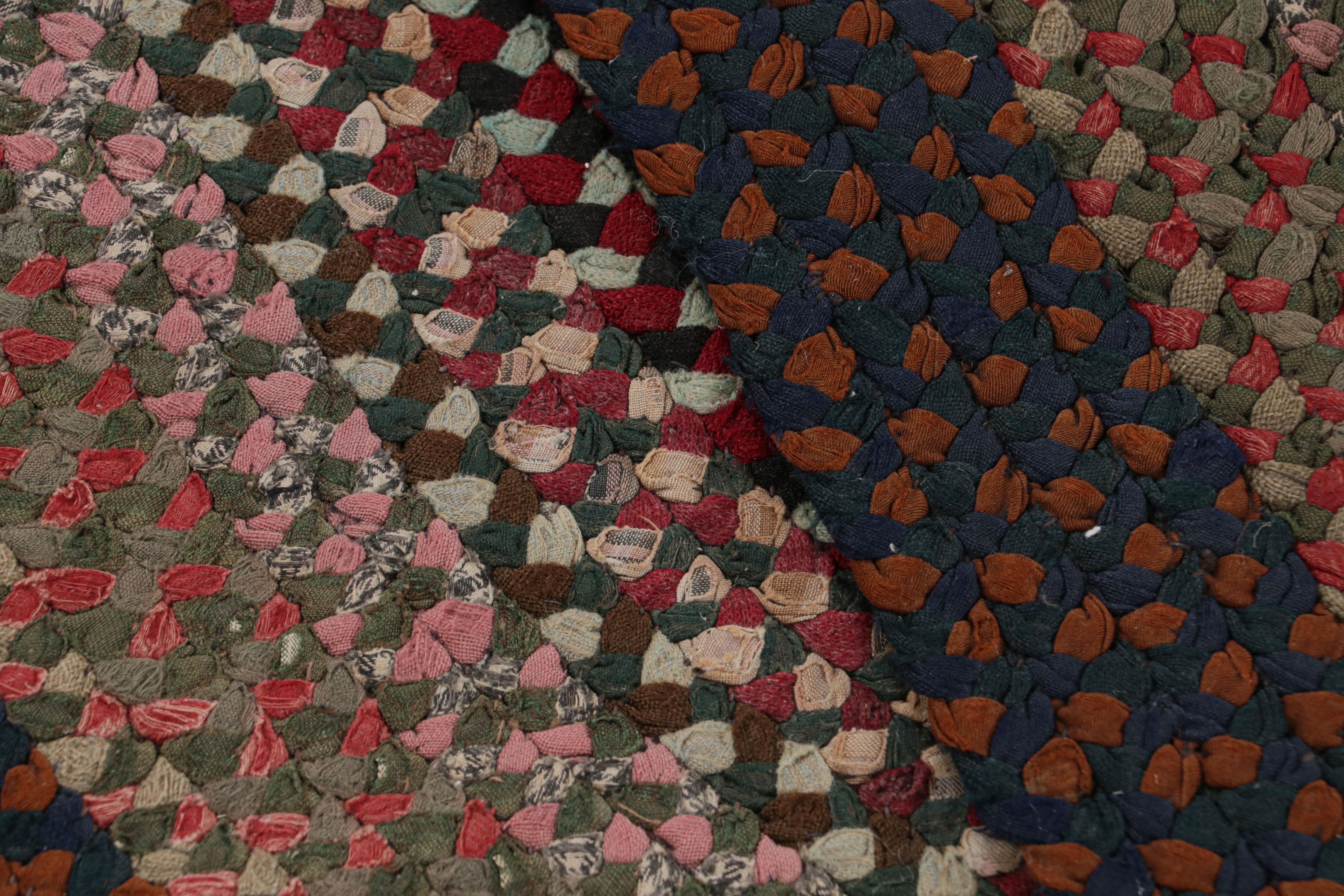 Antiker ovaler Hakenteppich mit Streifen und geometrischen Mustern, von Rug & Kilim (Stoff) im Angebot