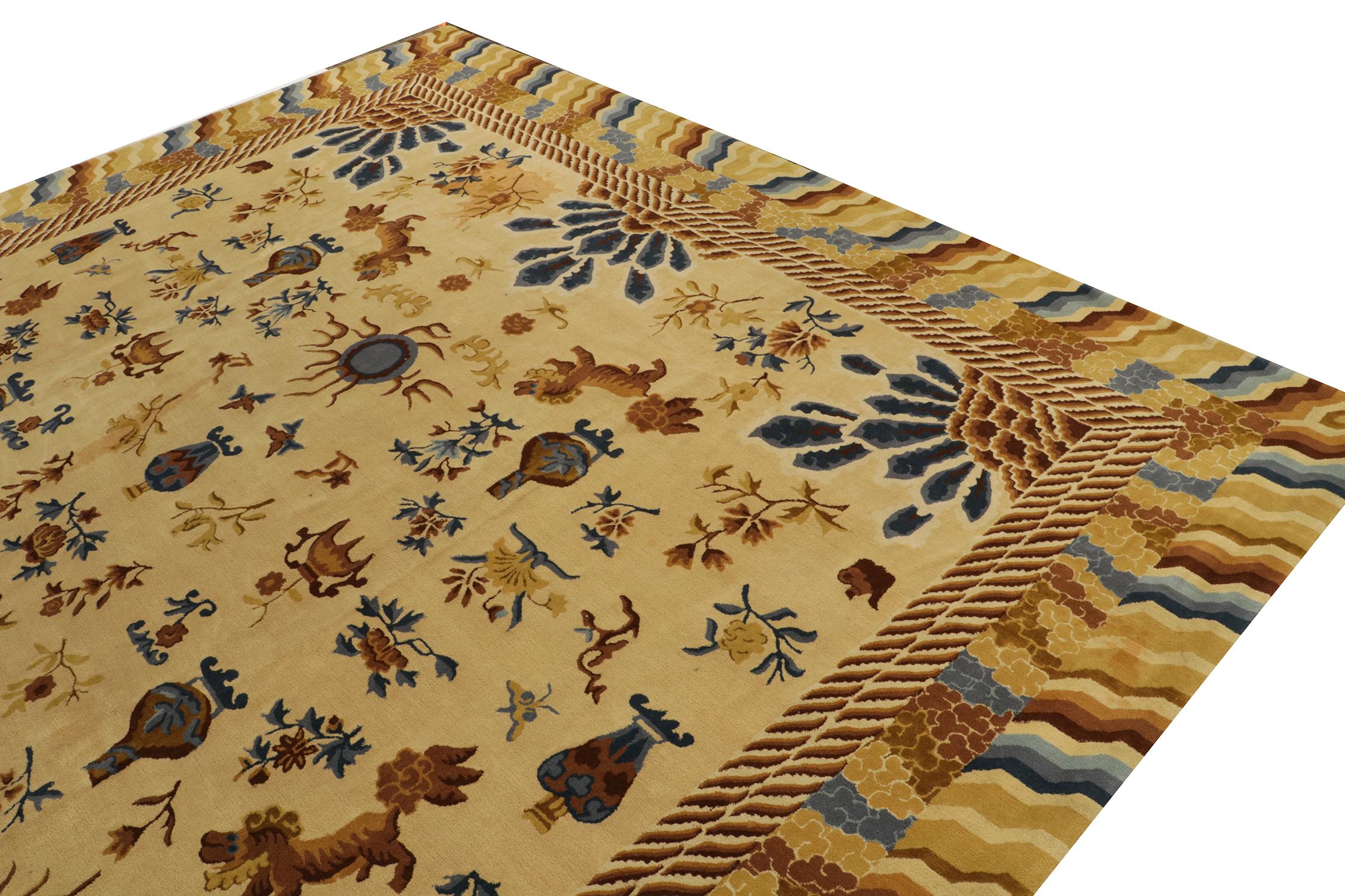 Annodato a mano Tappeto antico con ganci oro, blu e beige in stile pittorico cinese da Rug & Kilim in vendita