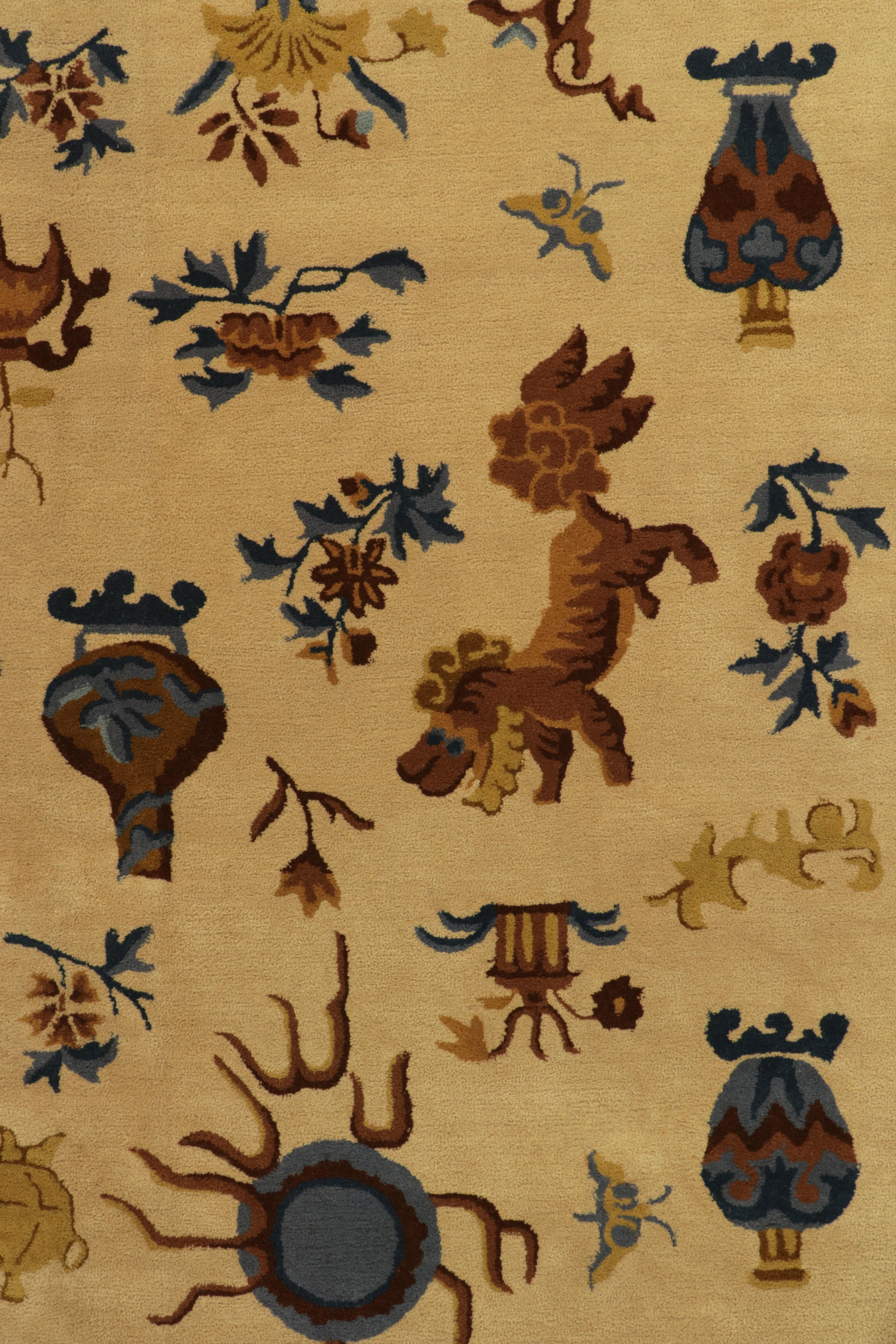 Lana Tappeto antico con ganci oro, blu e beige in stile pittorico cinese da Rug & Kilim in vendita