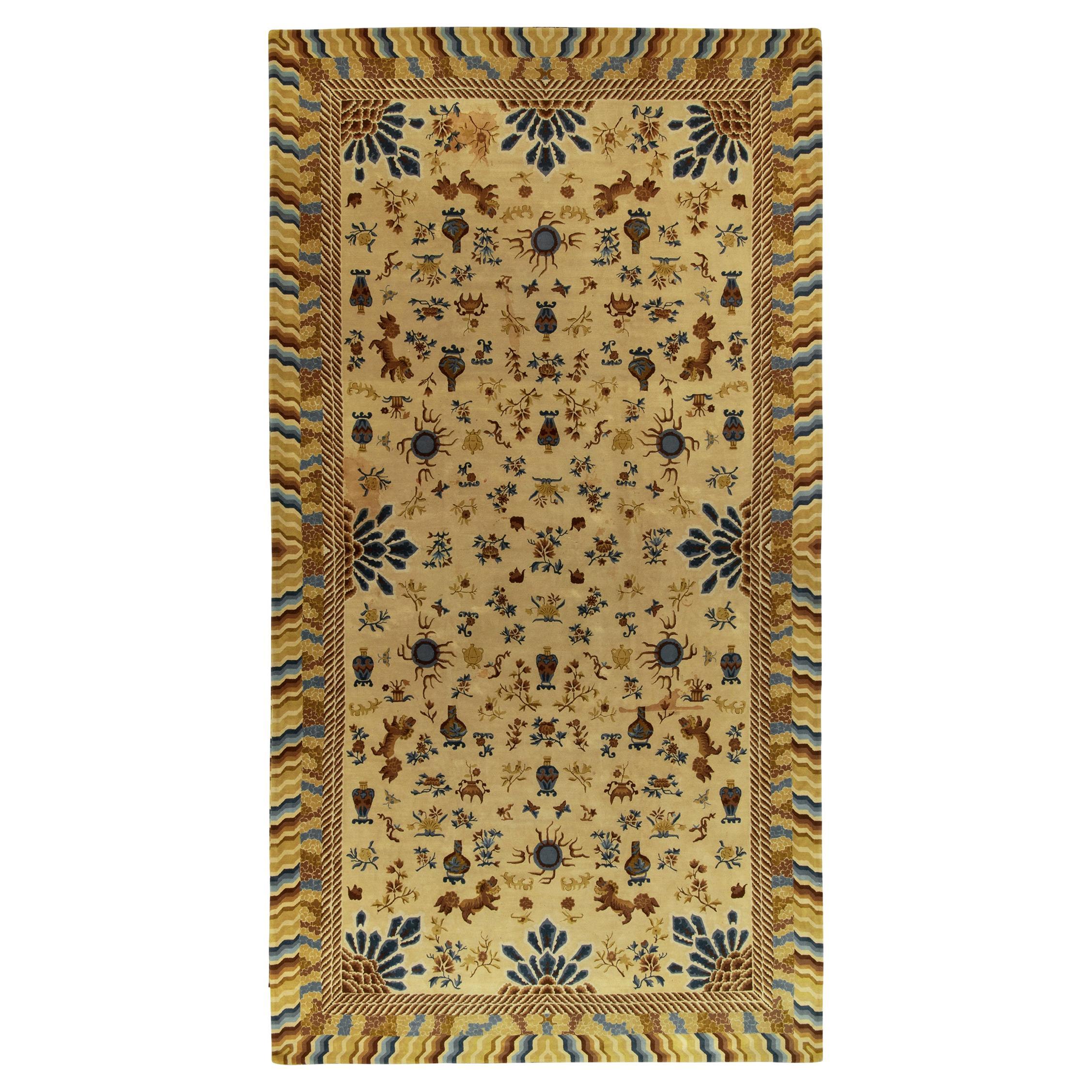 Antiker antiker Kapuzenteppich in Gold, Blau & Beige im chinesischen Bildstil von Teppich & Kelim