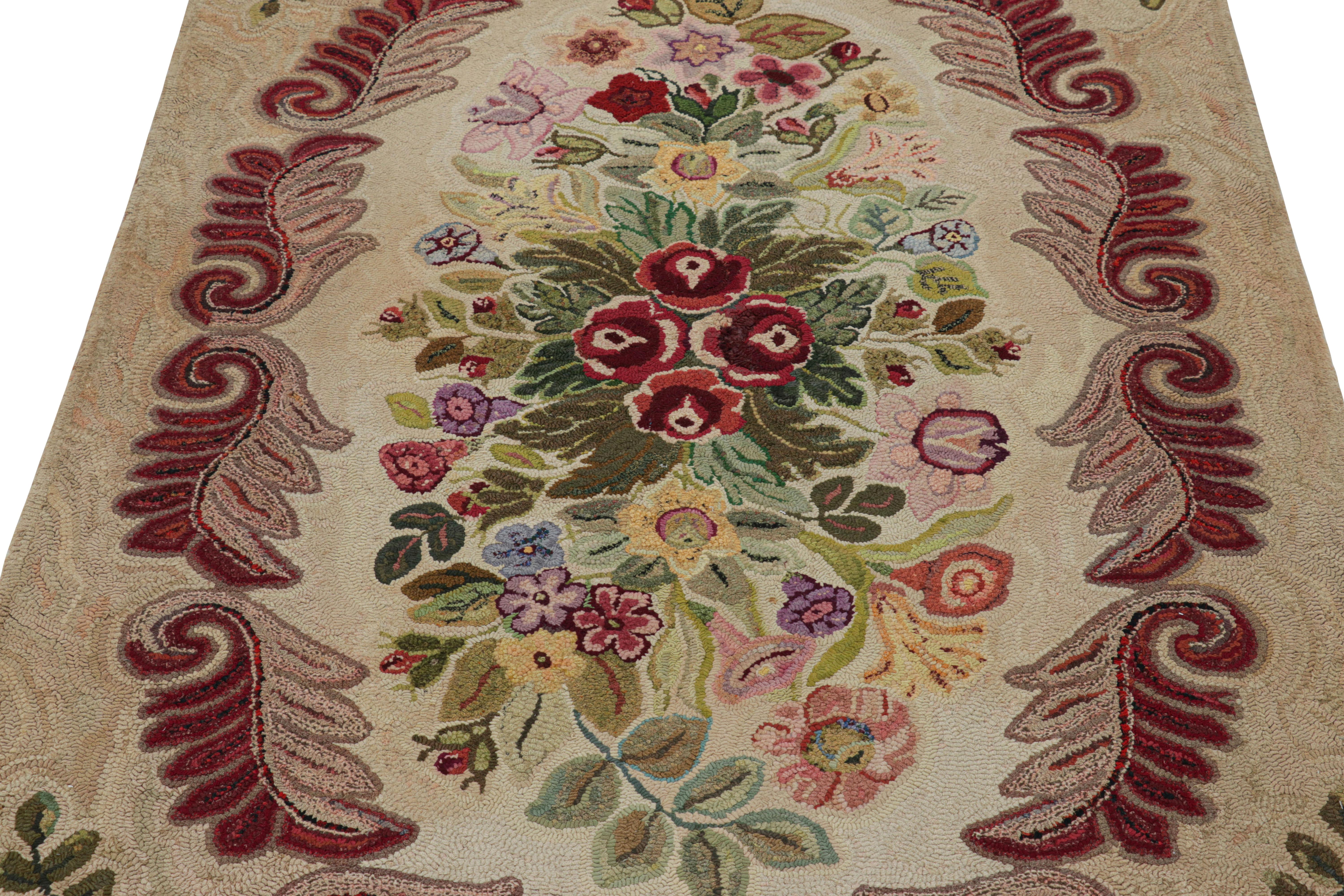 Dieser handgefertigte Wollteppich mit einer Größe von 4 x 6 cm aus der Zeit um 1920-1930 ist eine seltene und aufregende Neuerscheinung in der Sammlung antiker Hakenteppiche von Rug & Kilim. 

Über das Design: 

Bewunderer dieses Handwerks werden