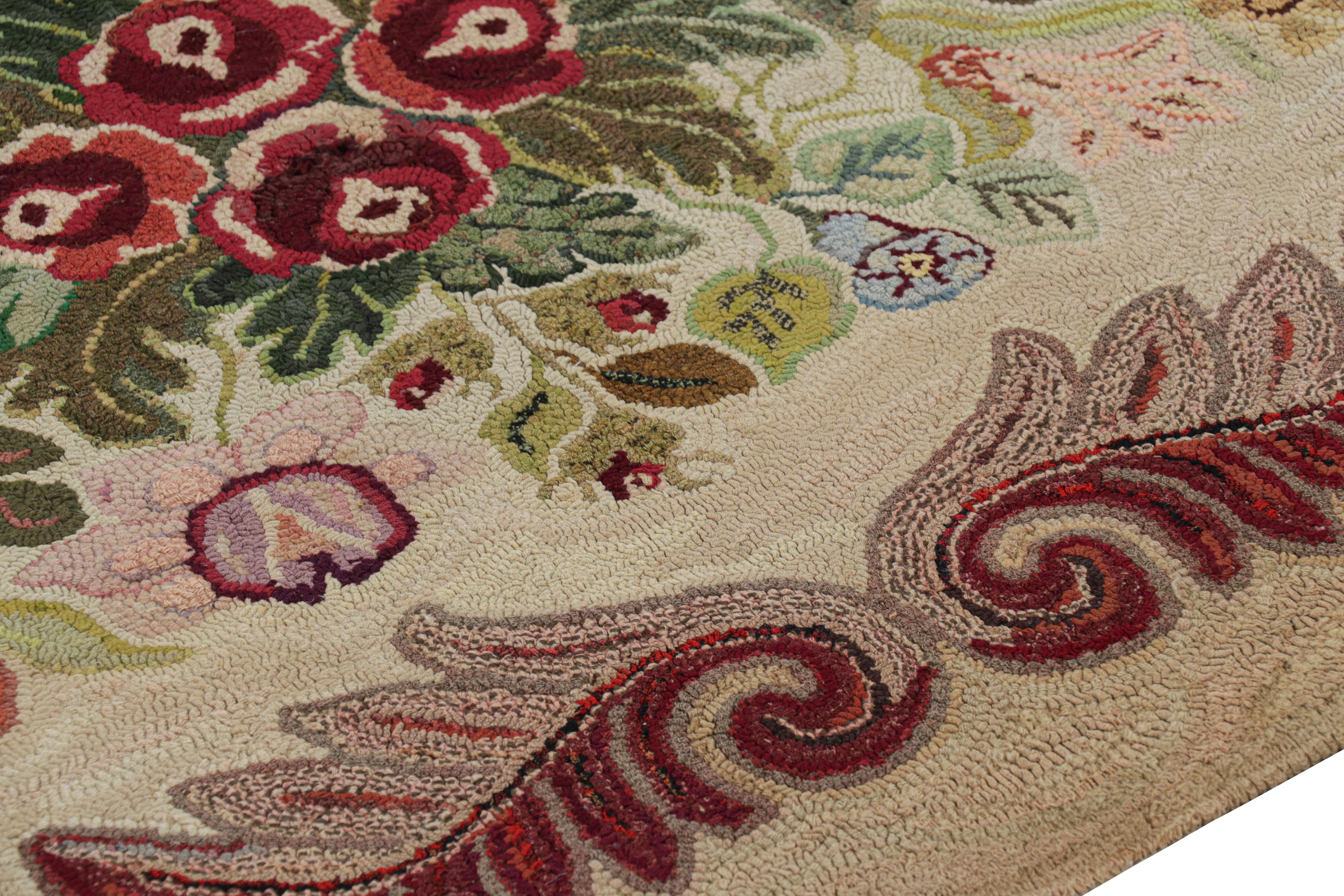 Antiker Hakenteppich in Brown-Braun mit bunten Blumenmustern von Rug & Kilim (amerikanisch) im Angebot