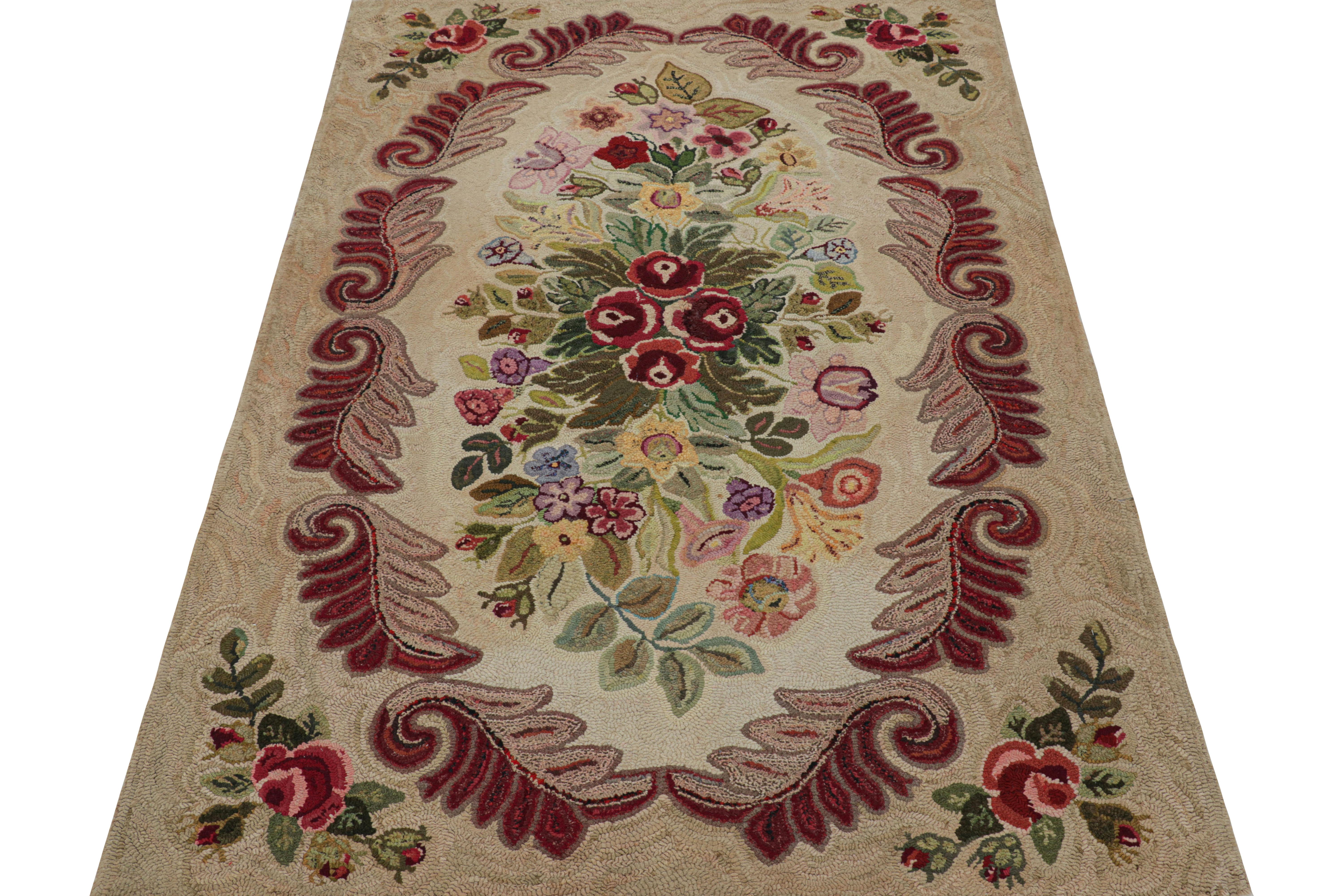 Antiker Hakenteppich in Brown-Braun mit bunten Blumenmustern von Rug & Kilim (Handgeknüpft) im Angebot