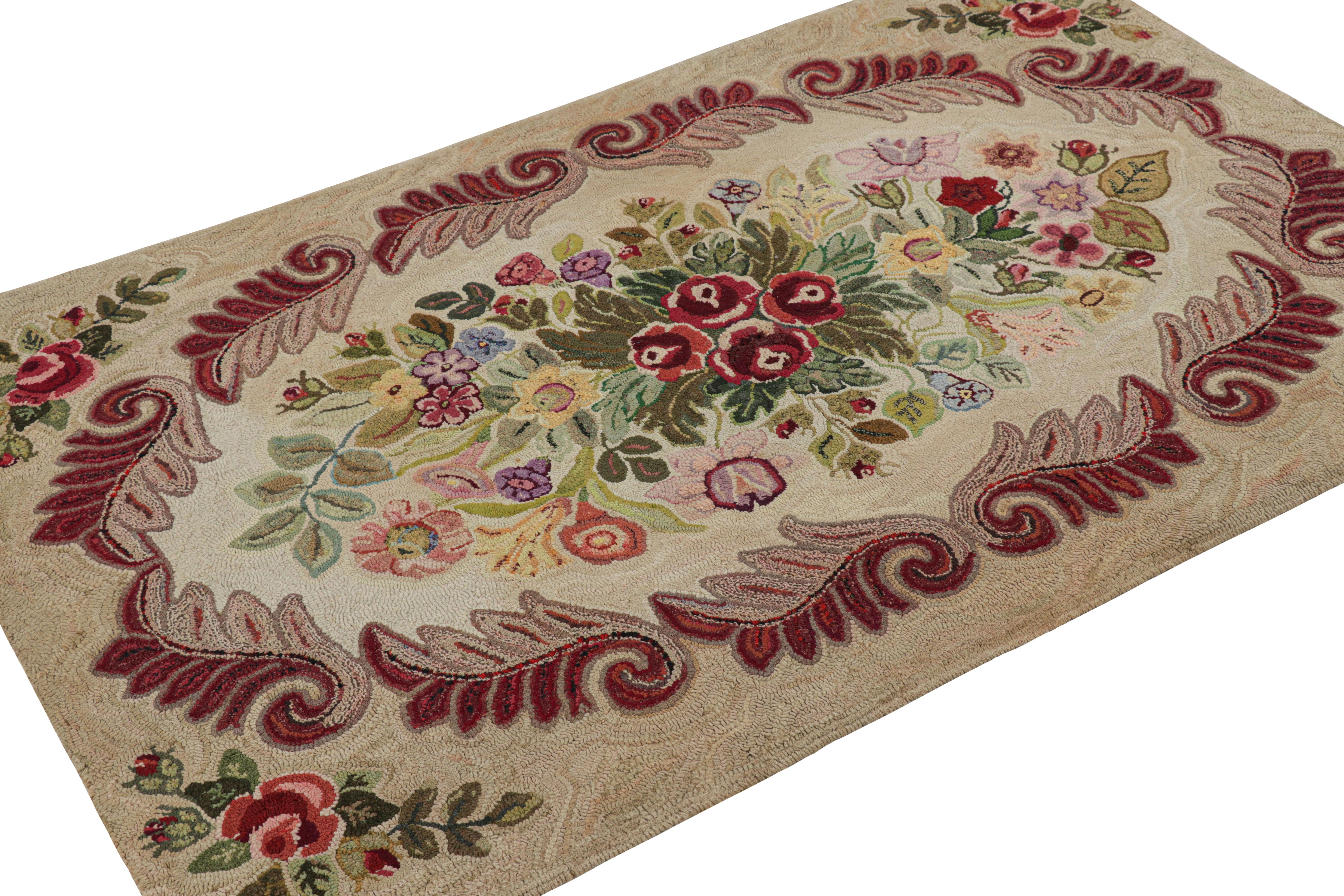 Antiker Hakenteppich in Brown-Braun mit bunten Blumenmustern von Rug & Kilim im Zustand „Gut“ im Angebot in Long Island City, NY