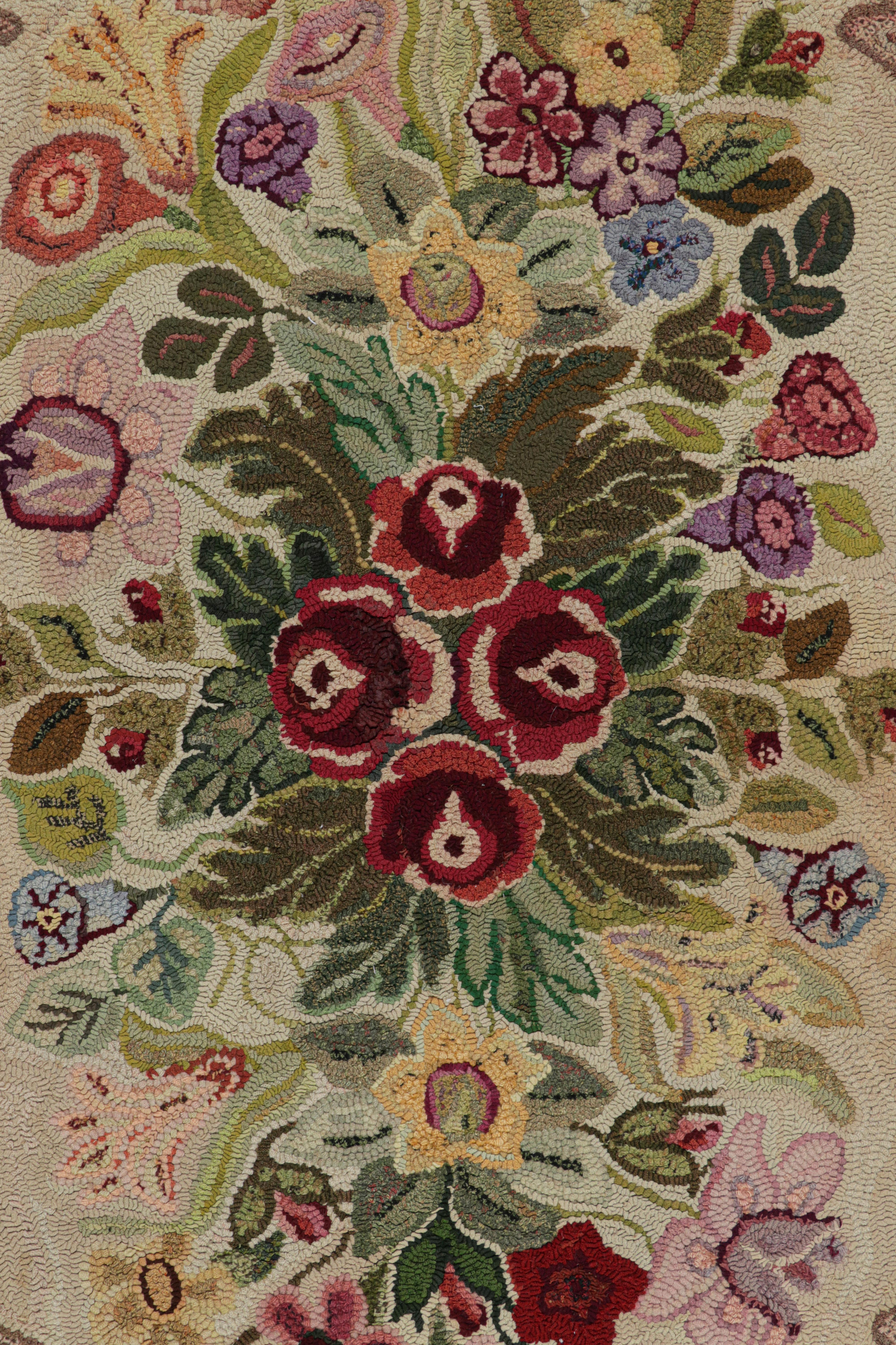 Antiker Hakenteppich in Brown-Braun mit bunten Blumenmustern von Rug & Kilim (Frühes 20. Jahrhundert) im Angebot
