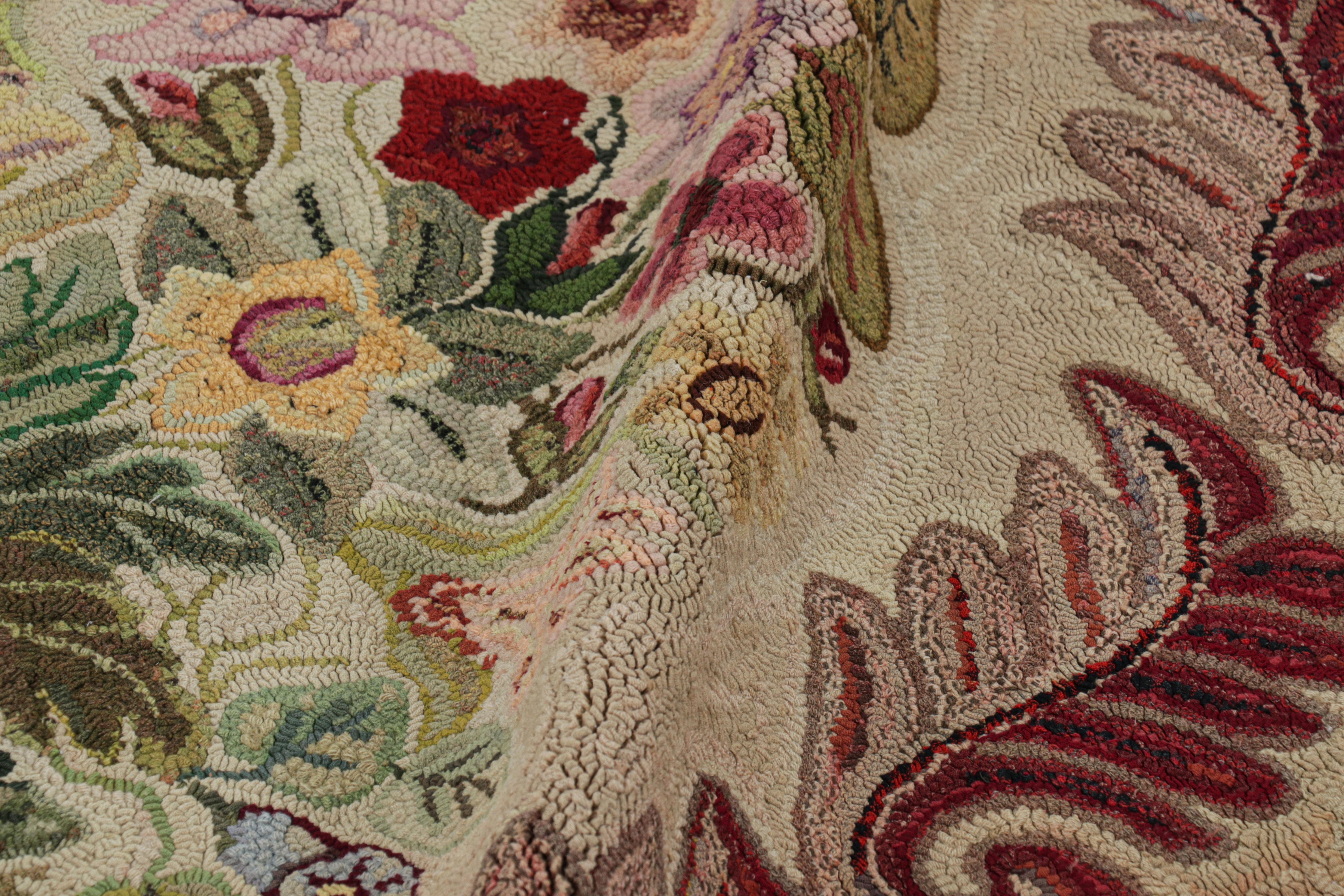 Antiker Hakenteppich in Brown-Braun mit bunten Blumenmustern von Rug & Kilim (Wolle) im Angebot