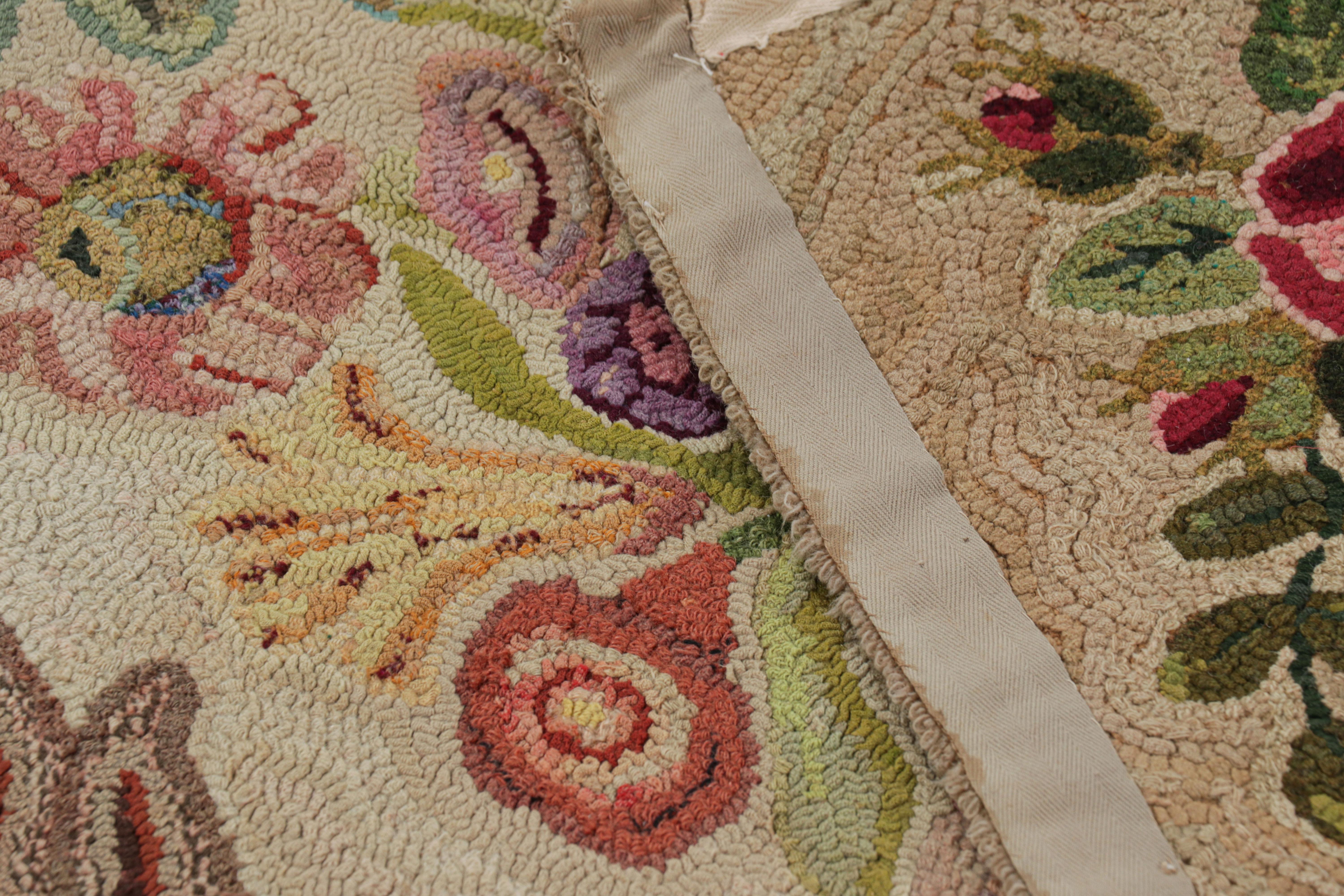 Antiker Hakenteppich in Brown-Braun mit bunten Blumenmustern von Rug & Kilim im Angebot 1