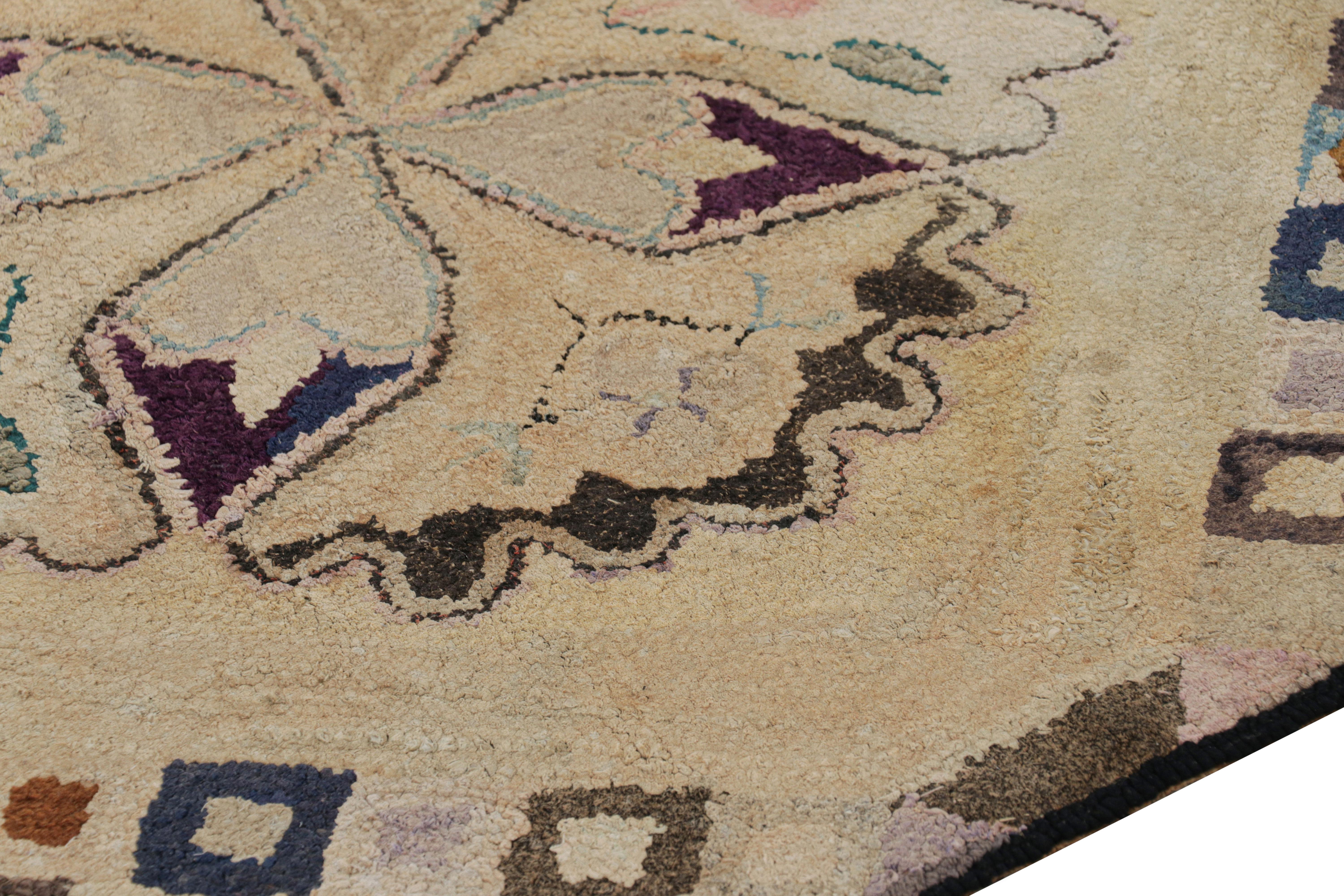 Americano Tappeto antico con ganci in beige-marrone con medaglione e motivi da Rug & Kilim in vendita