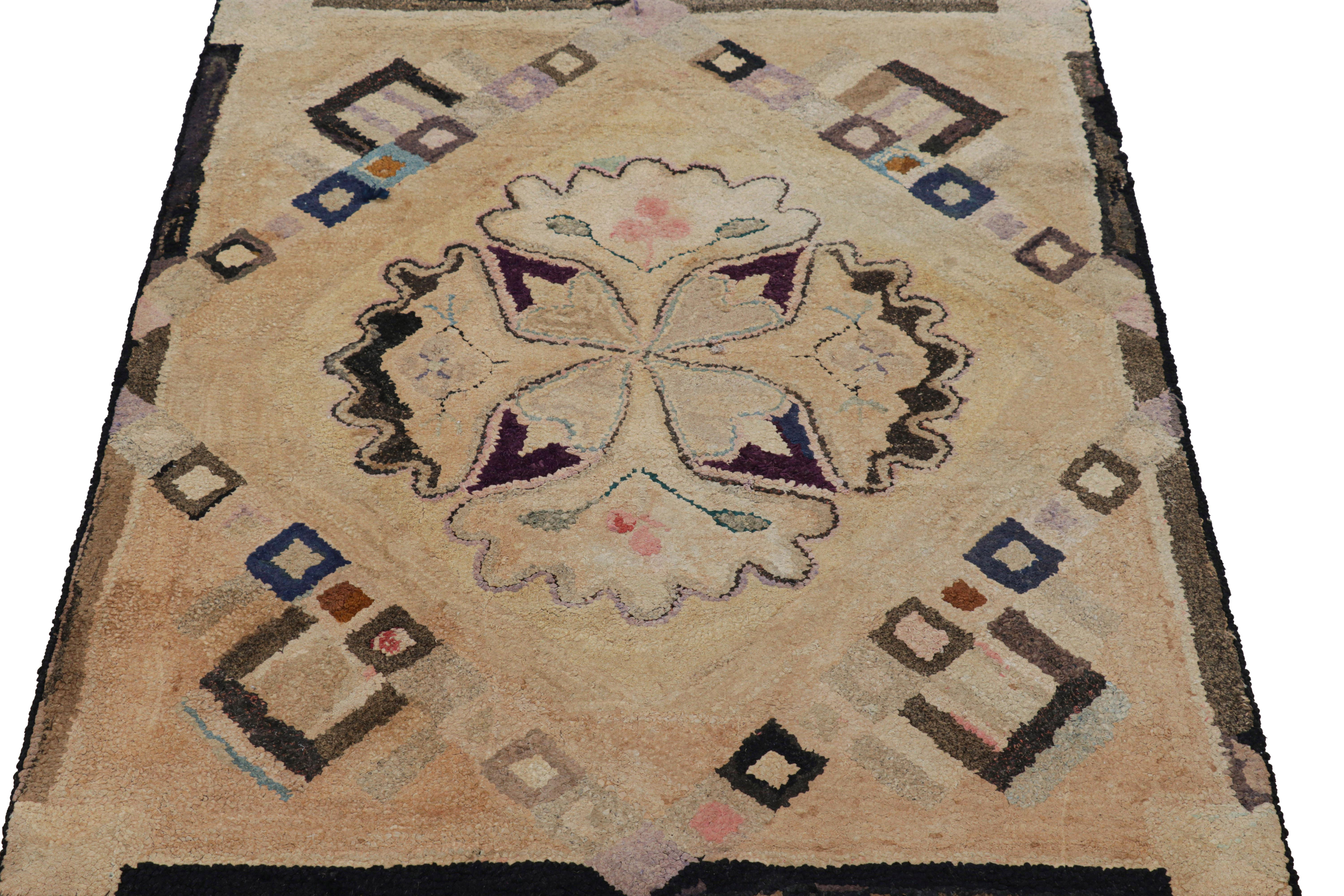 Annodato a mano Tappeto antico con ganci in beige-marrone con medaglione e motivi da Rug & Kilim in vendita
