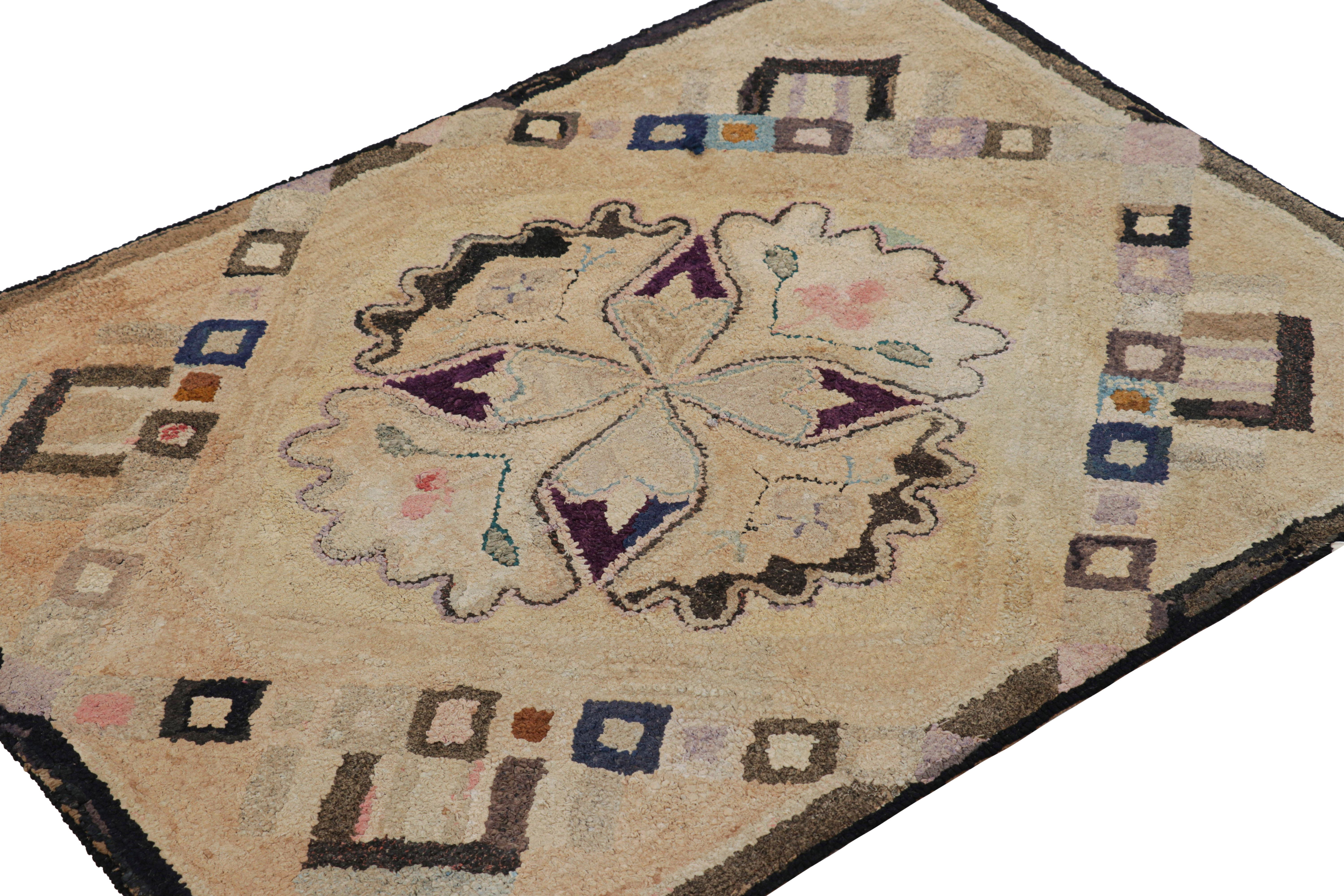 Tappeto antico con ganci in beige-marrone con medaglione e motivi da Rug & Kilim In condizioni buone in vendita a Long Island City, NY