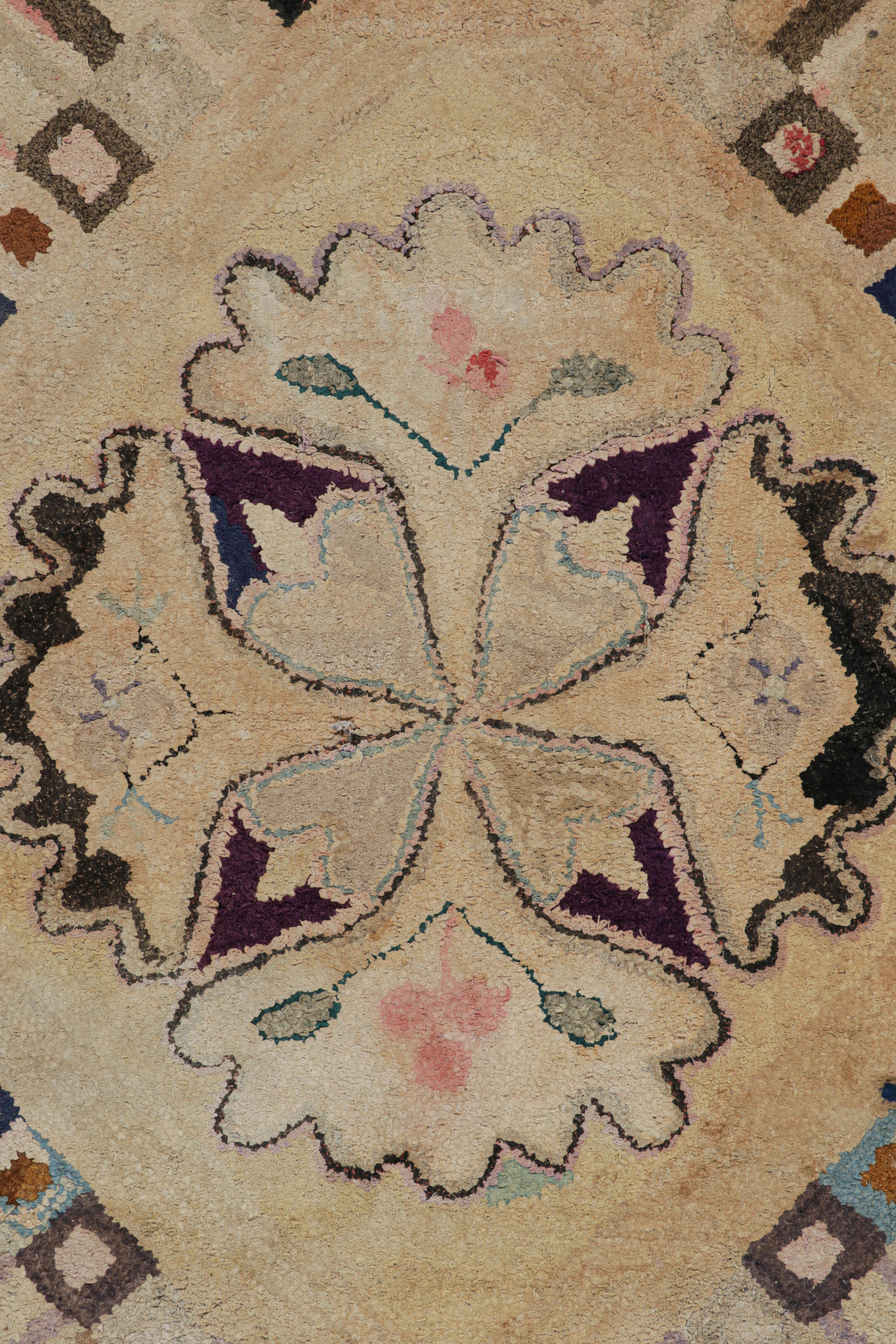 Inizio XX secolo Tappeto antico con ganci in beige-marrone con medaglione e motivi da Rug & Kilim in vendita
