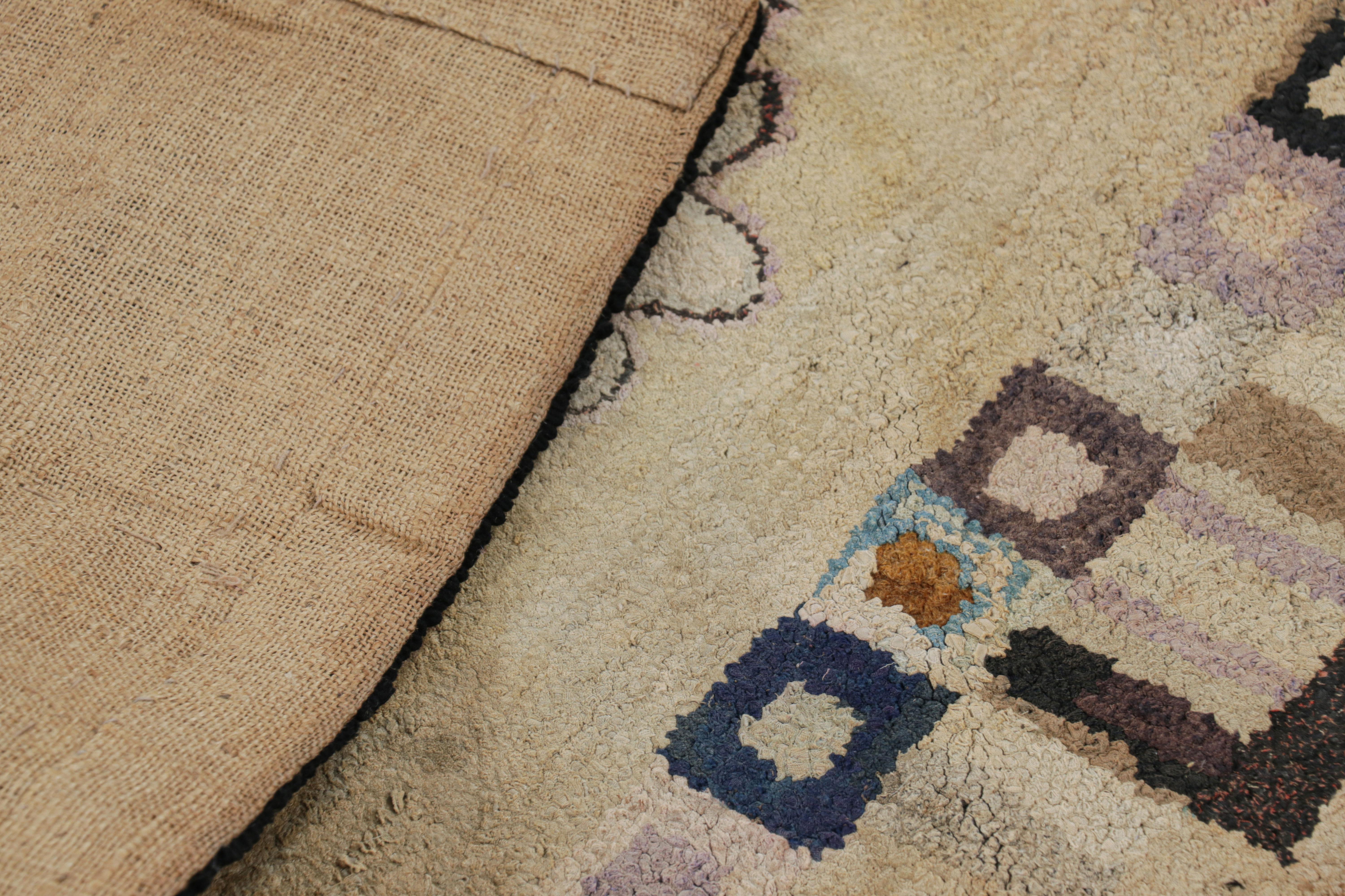 Lana Tappeto antico con ganci in beige-marrone con medaglione e motivi da Rug & Kilim in vendita