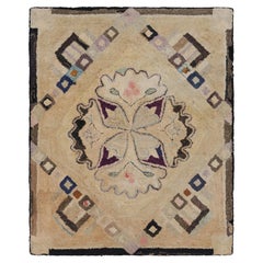 Tapis crocheté antique beige-brun avec médaillon et motifs de Rug & Kilim