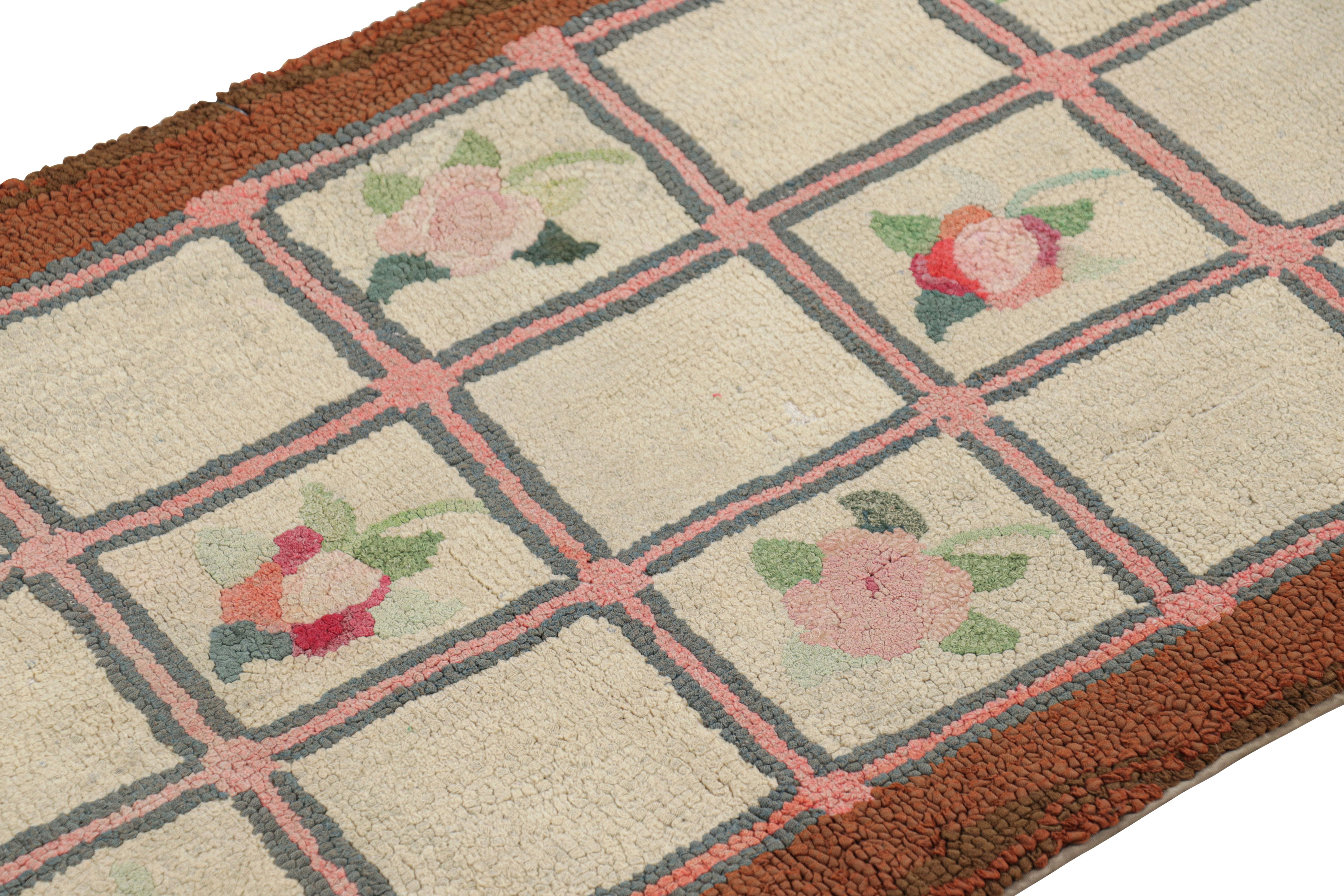 Realizzato a mano in lana e risalente al 1920-1930, questo tappeto 2x3 è una nuova, rara ed entusiasmante selezione della collezione di tappeti antichi a uncino di Rug & Kilim. 

Sul design: 

Gli estimatori dell'artigianato apprezzeranno questo
