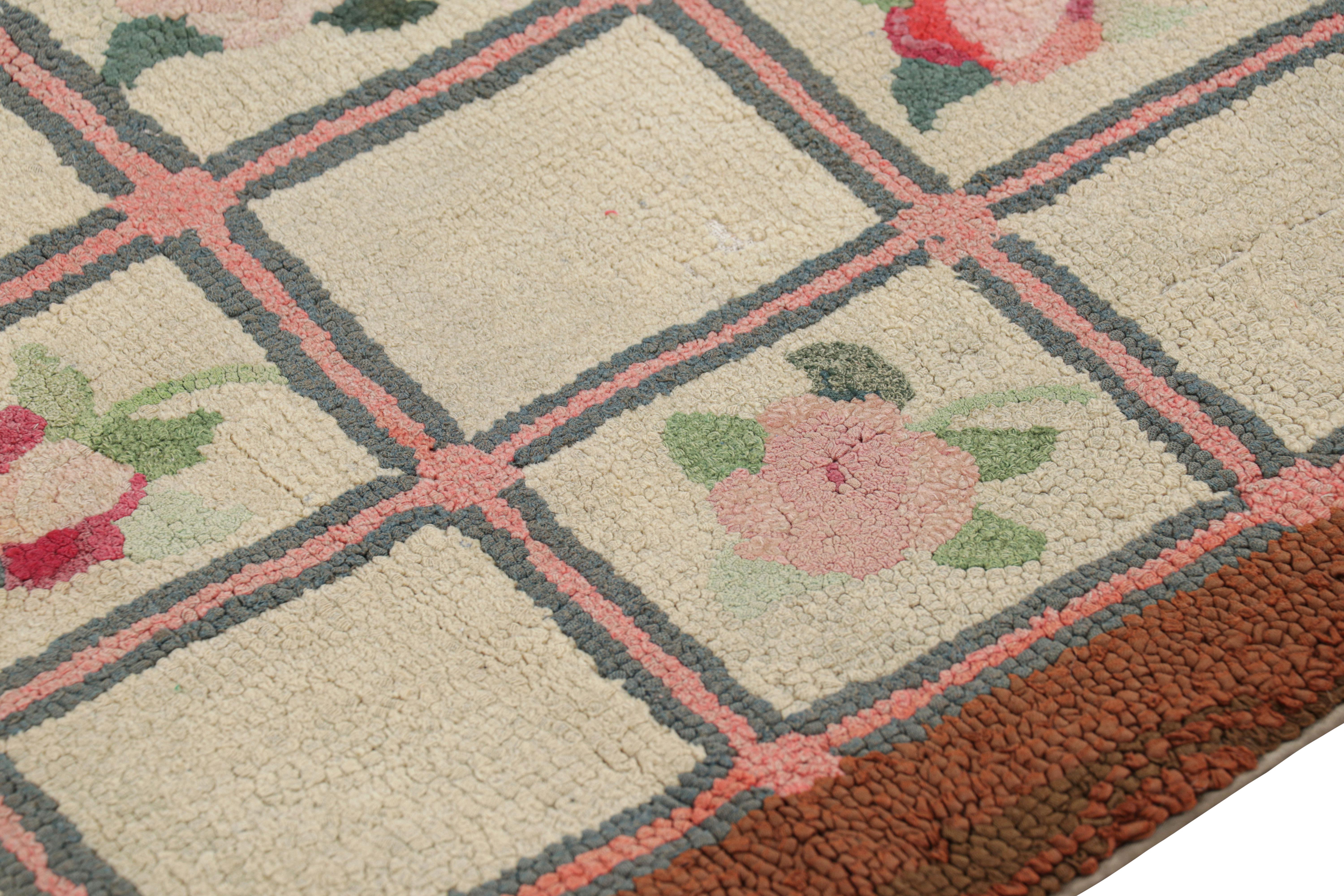 Americano Tappeto antico con ganci in beige con medaglione e motivi floreali da Rug & Kilim in vendita