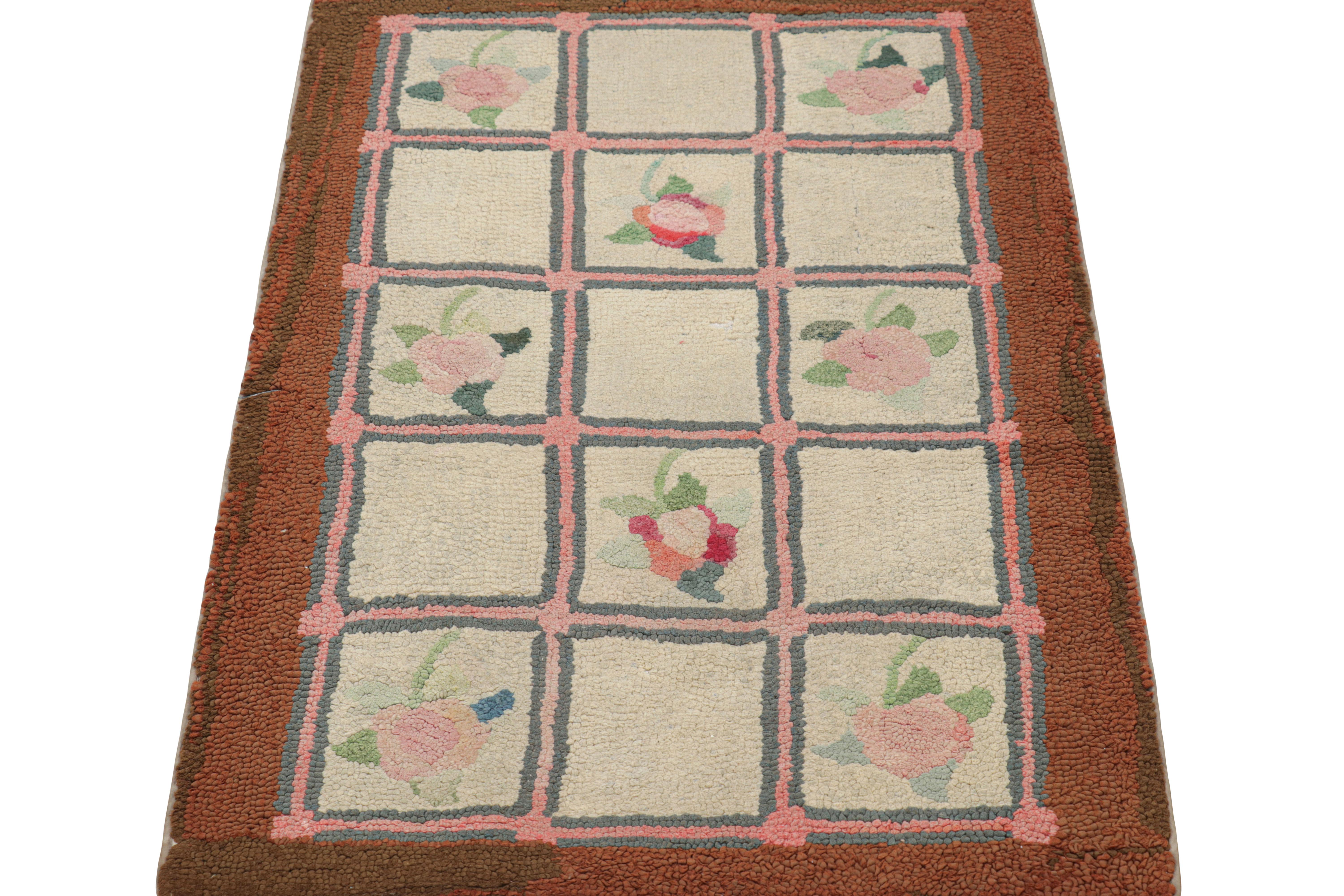 Annodato a mano Tappeto antico con ganci in beige con medaglione e motivi floreali da Rug & Kilim in vendita