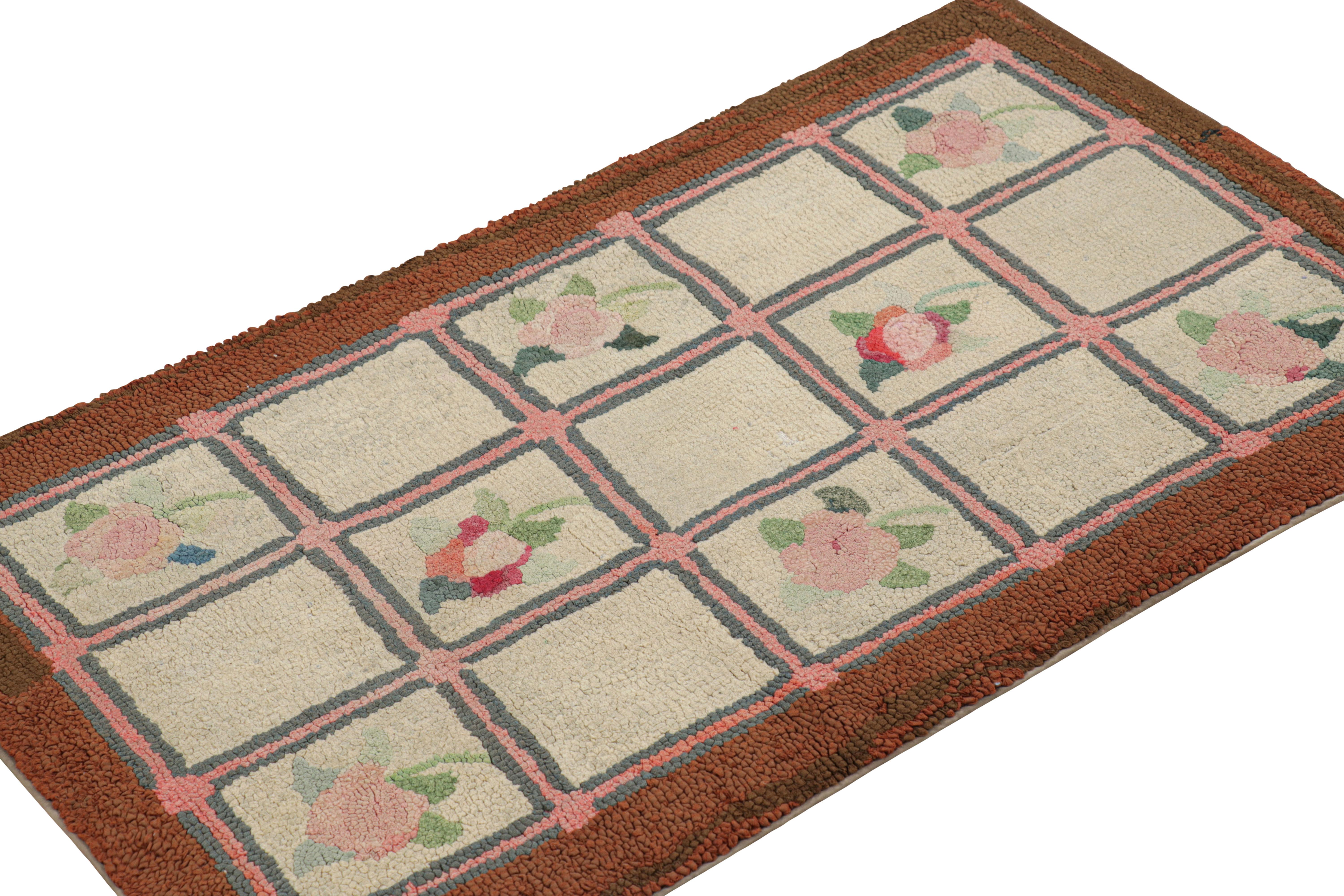 Tappeto antico con ganci in beige con medaglione e motivi floreali da Rug & Kilim In condizioni buone in vendita a Long Island City, NY