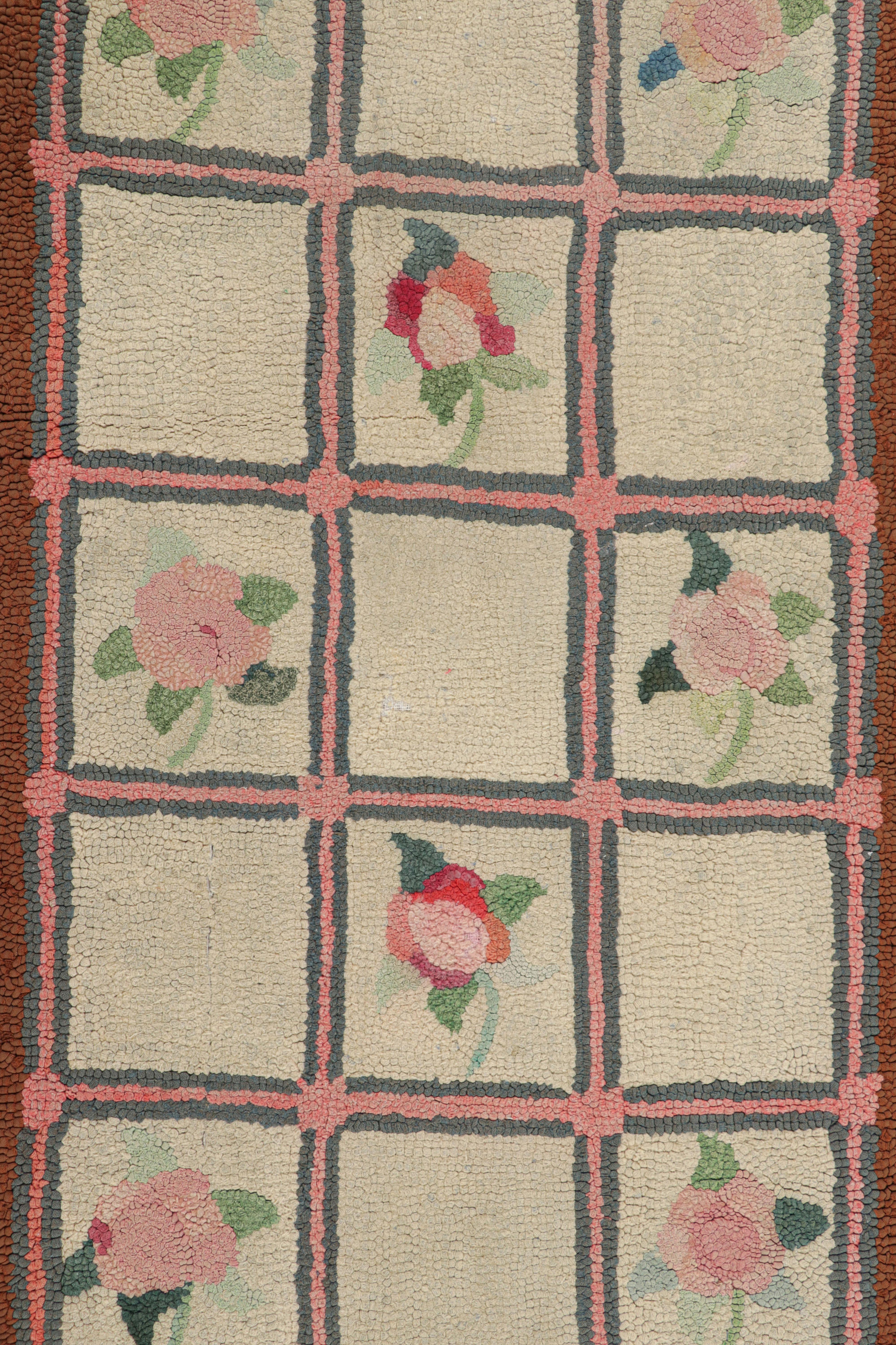 Inizio XX secolo Tappeto antico con ganci in beige con medaglione e motivi floreali da Rug & Kilim in vendita