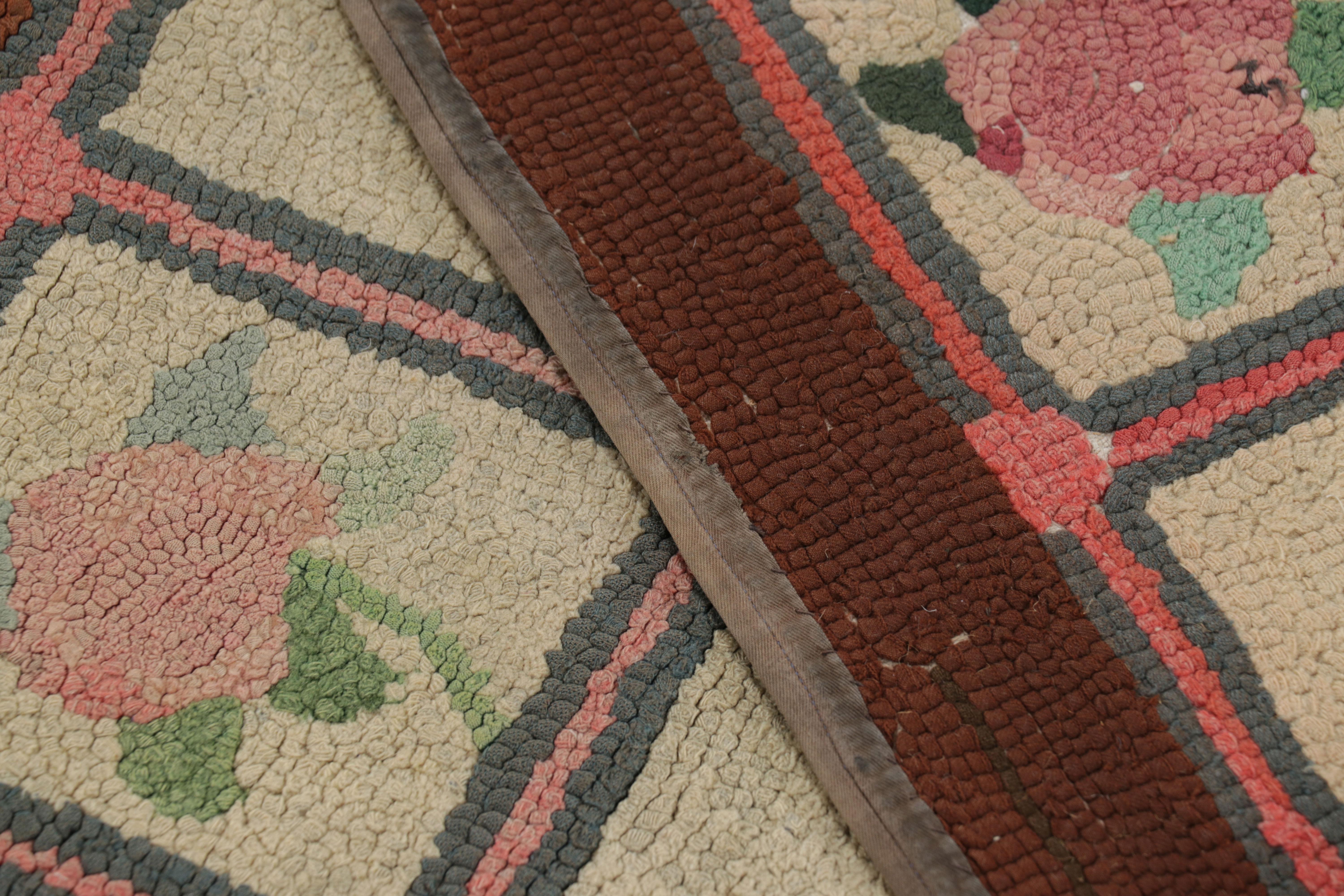 Lana Tappeto antico con ganci in beige con medaglione e motivi floreali da Rug & Kilim in vendita