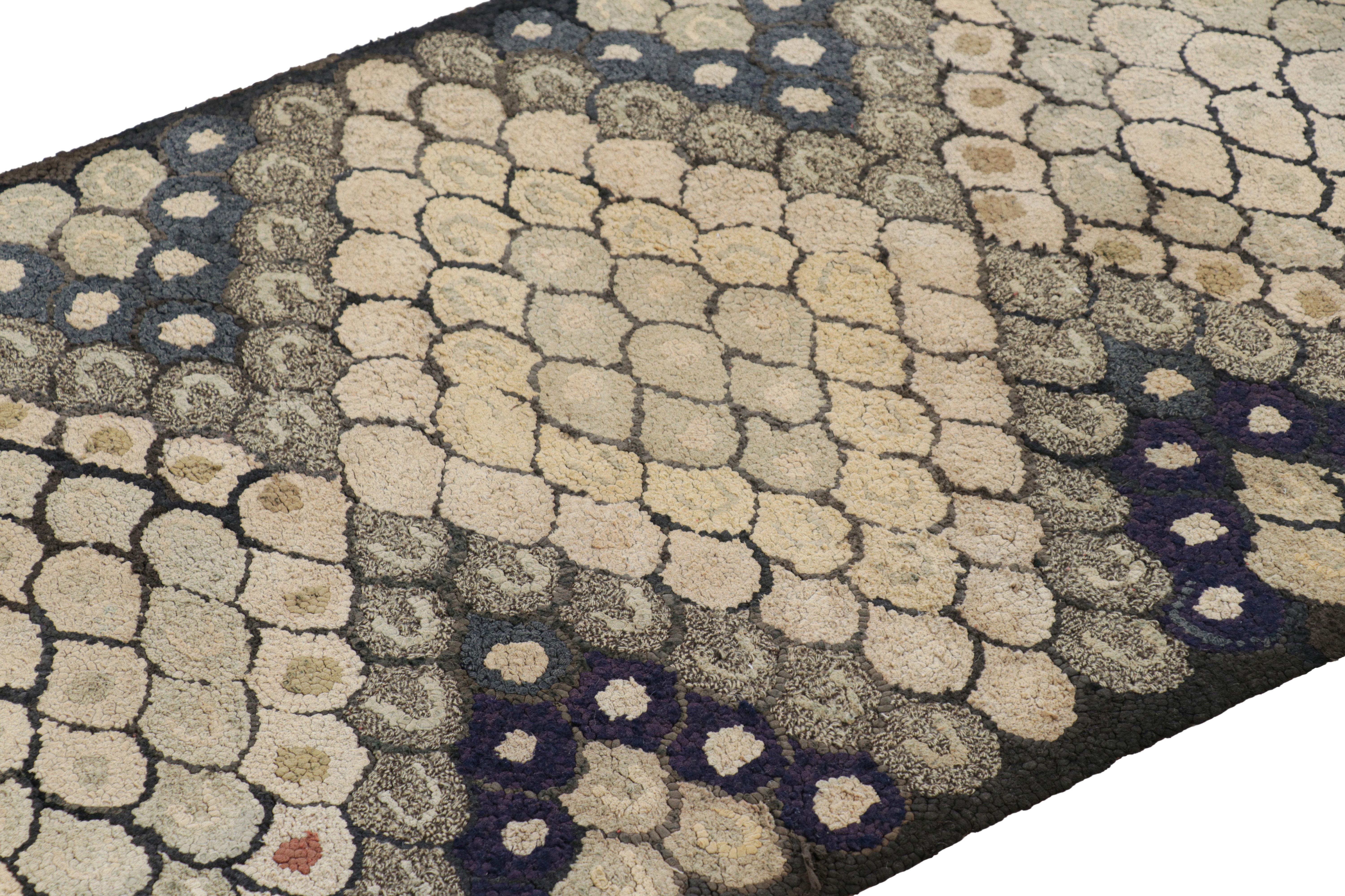 Realizzato a mano in lana e risalente al 1920-1930, questo tappeto 3x5 è una nuova, rara ed entusiasmante selezione della collezione di tappeti antichi a uncino di Rug & Kilim. 

Sul design: 

Il gioco di motivi geometrici in medaglioni simili a
