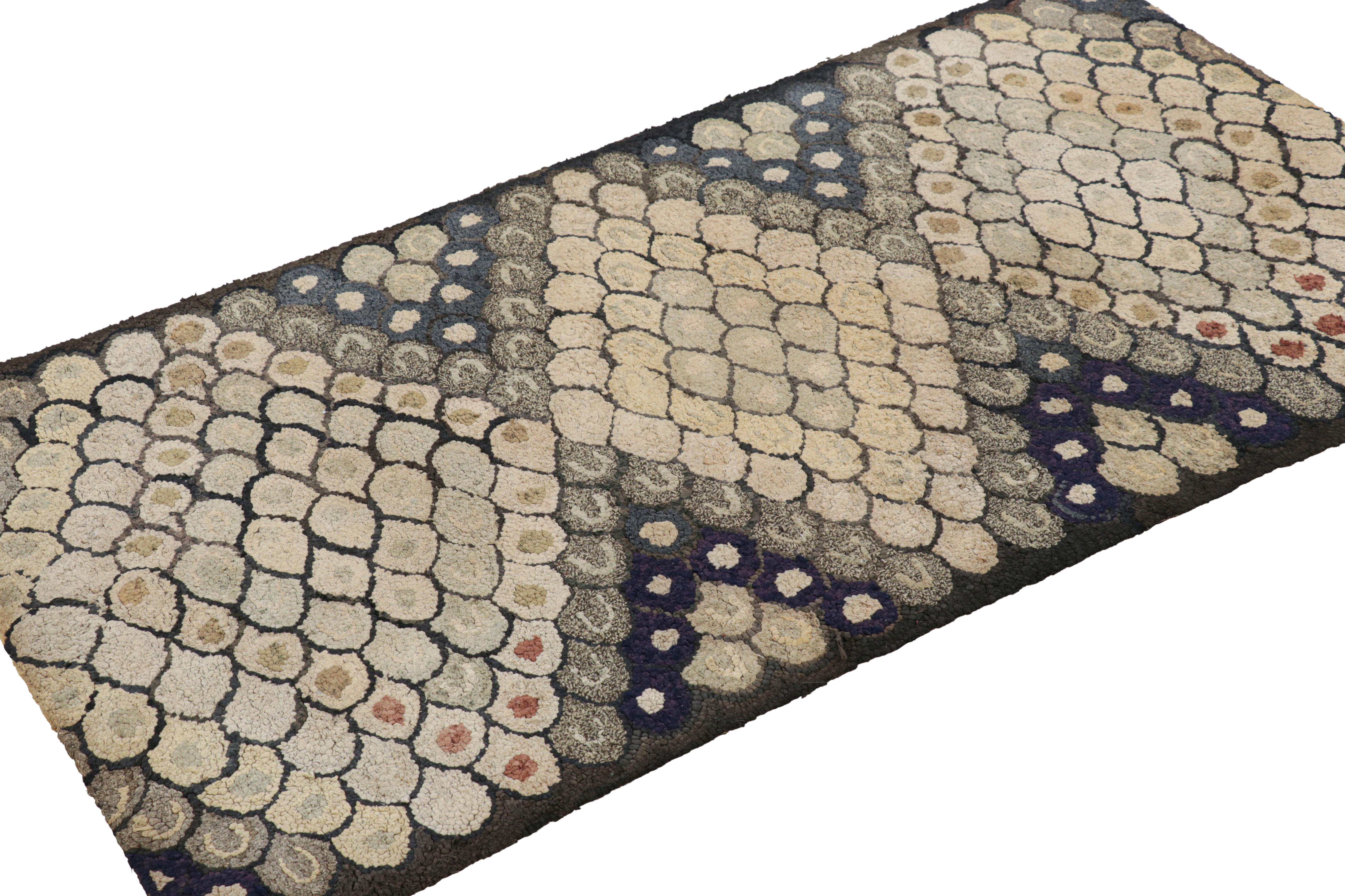 Tappeto antico con ganci in blu e motivi geometrici color crema, da Rug & Kilim In condizioni buone in vendita a Long Island City, NY