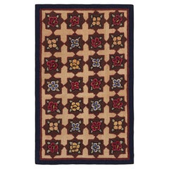 Tapis crocheté antique en Brown avec médaillon floral et motifs de Rug & Kilim