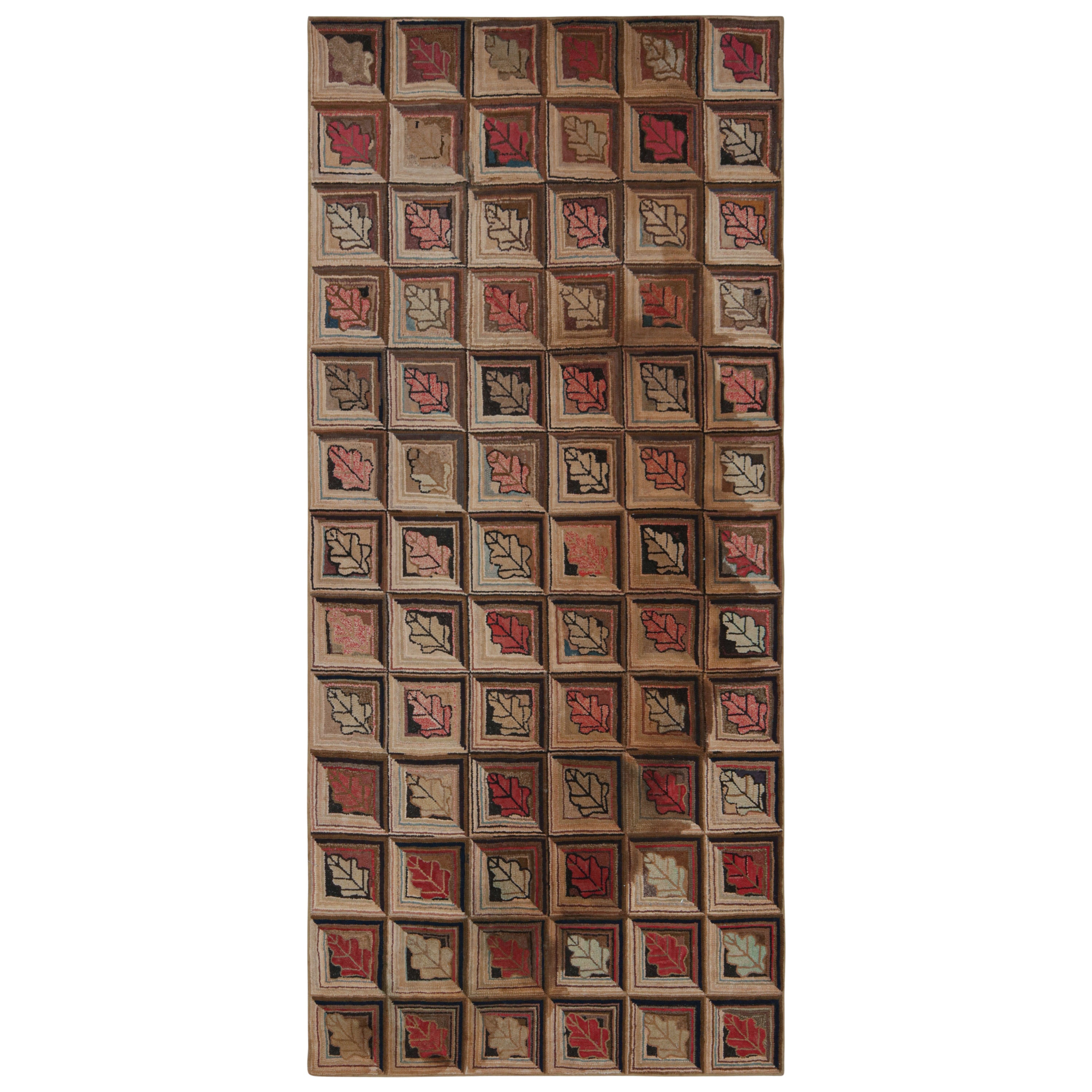 Alfombra antigua con ganchos en marrón con motivos florales rojos y verdes, de Rug & Kilim en venta