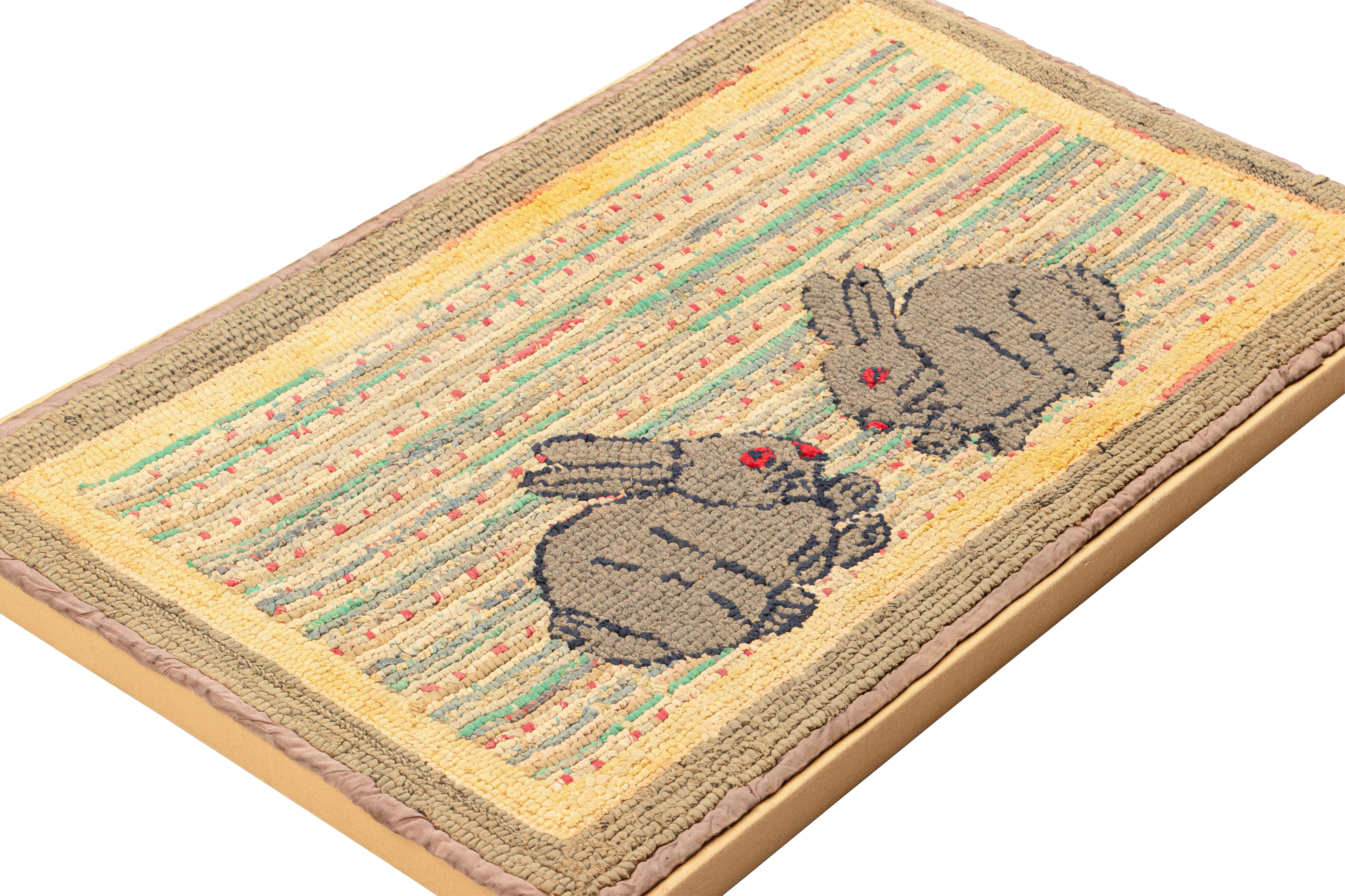Questo tappeto antico a uncino 2x4 è una deliziosa aggiunta alla crescente collezione di Rug & Kilim di opere rare e da collezione di provenienza: un affascinante esempio di arte popolare dei primi del Novecento proveniente dagli Stati Uniti,