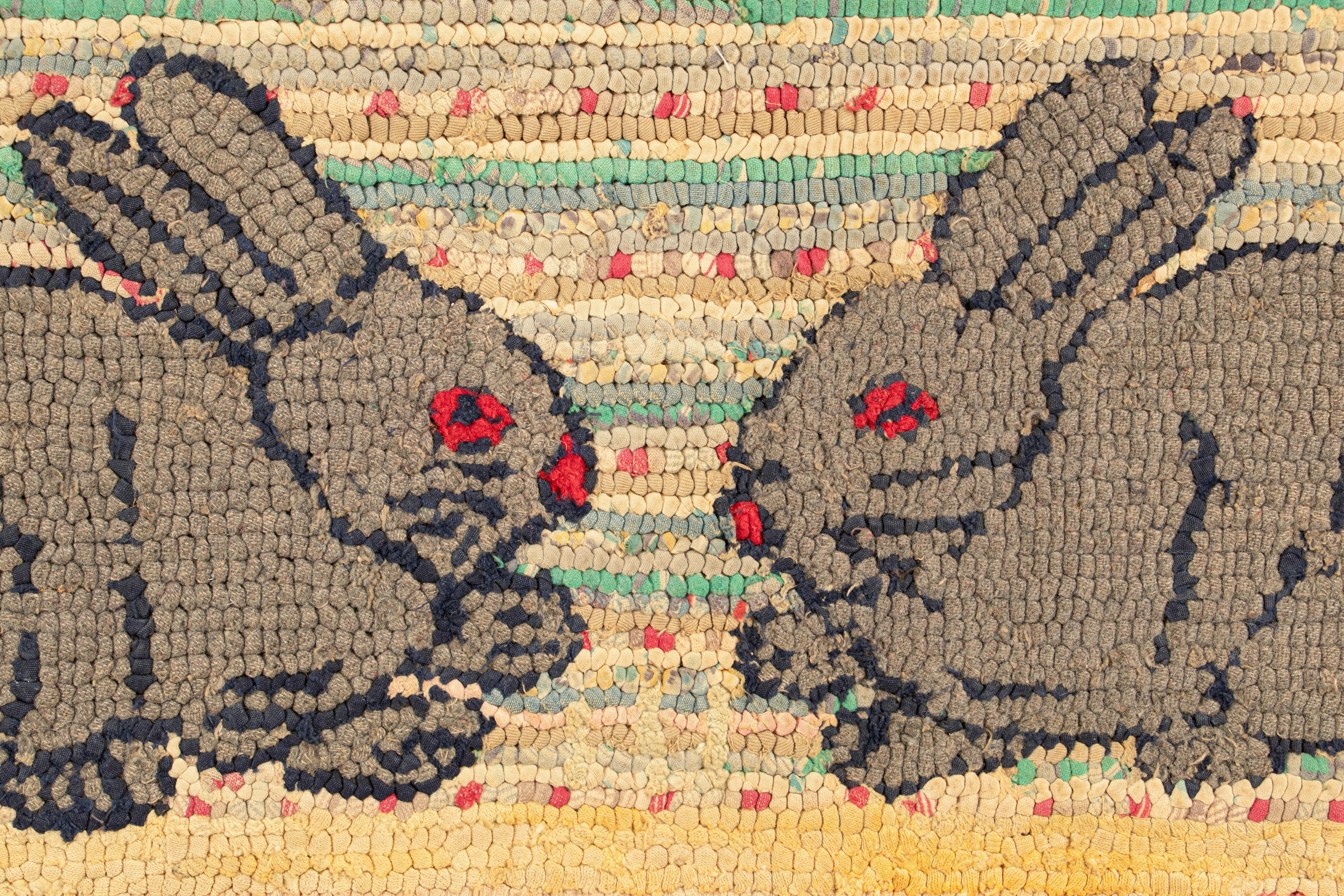 Americano Tappeto antico con ganci in un dipinto colorato di conigli gemelli - Rug & Kilim in vendita