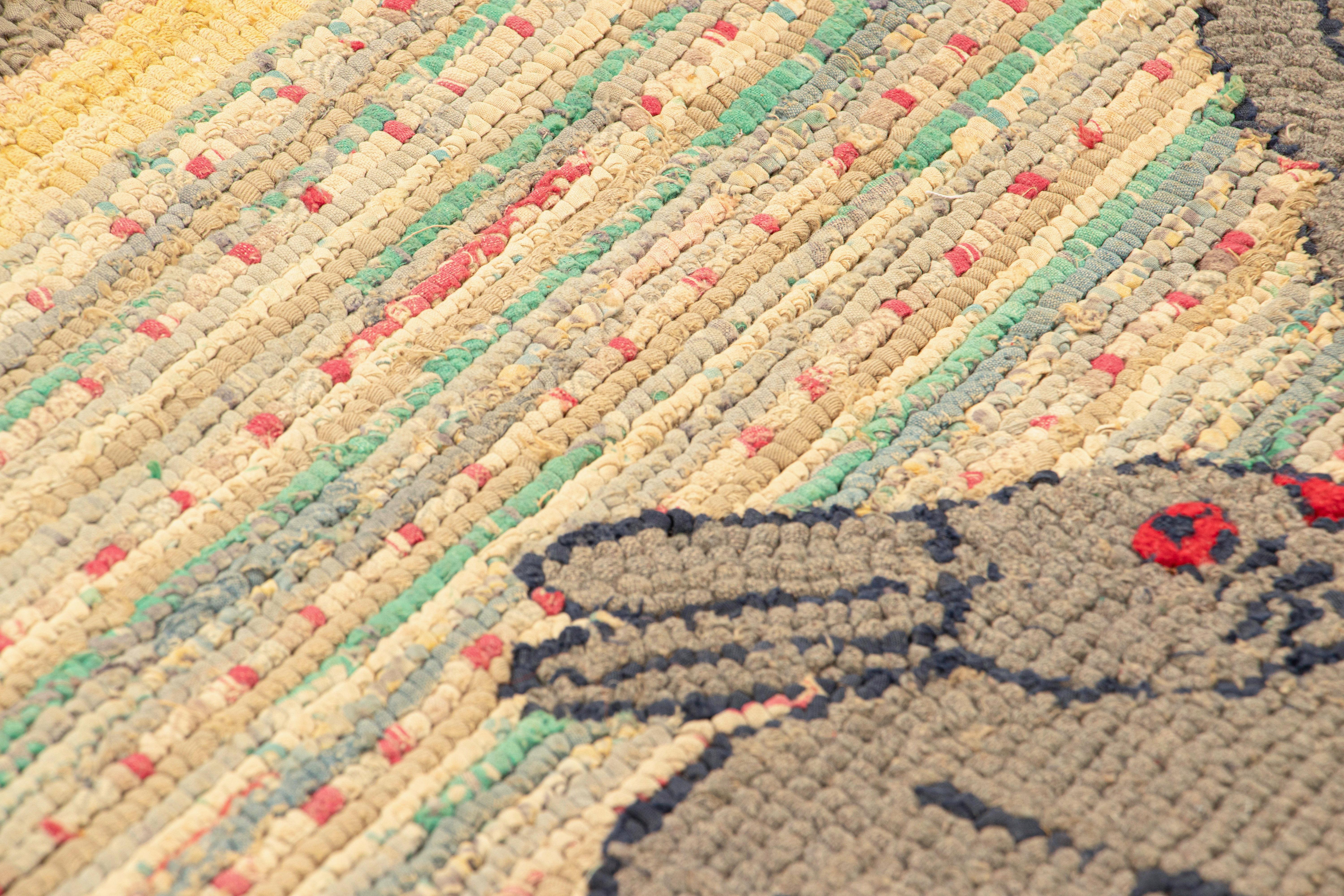 Annodato a mano Tappeto antico con ganci in un dipinto colorato di conigli gemelli - Rug & Kilim in vendita