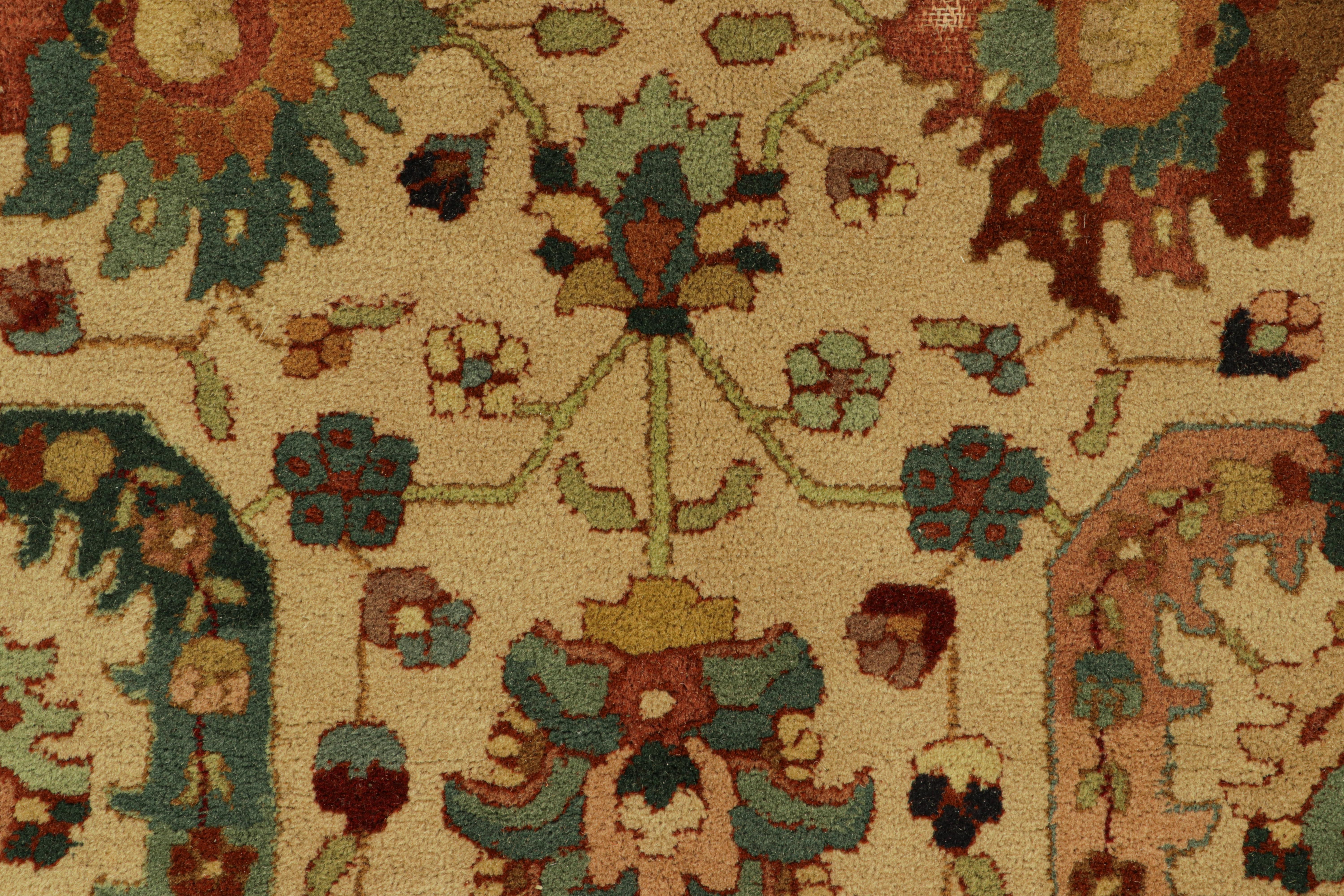 Turco Tappeto antico con ganci in oro con motivi floreali colorati, da Rug & Kilim in vendita