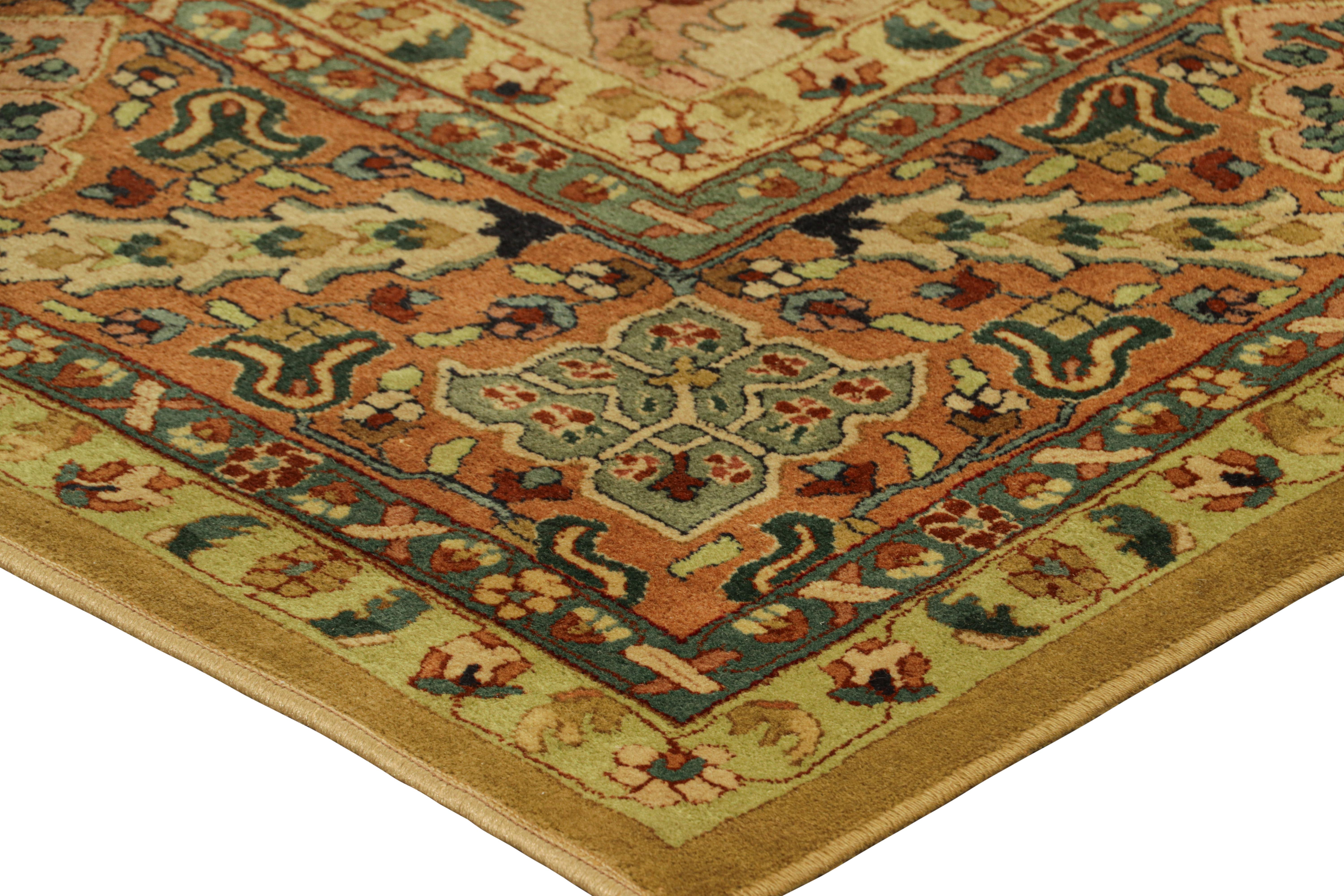 Inizio XX secolo Tappeto antico con ganci in oro con motivi floreali colorati, da Rug & Kilim in vendita