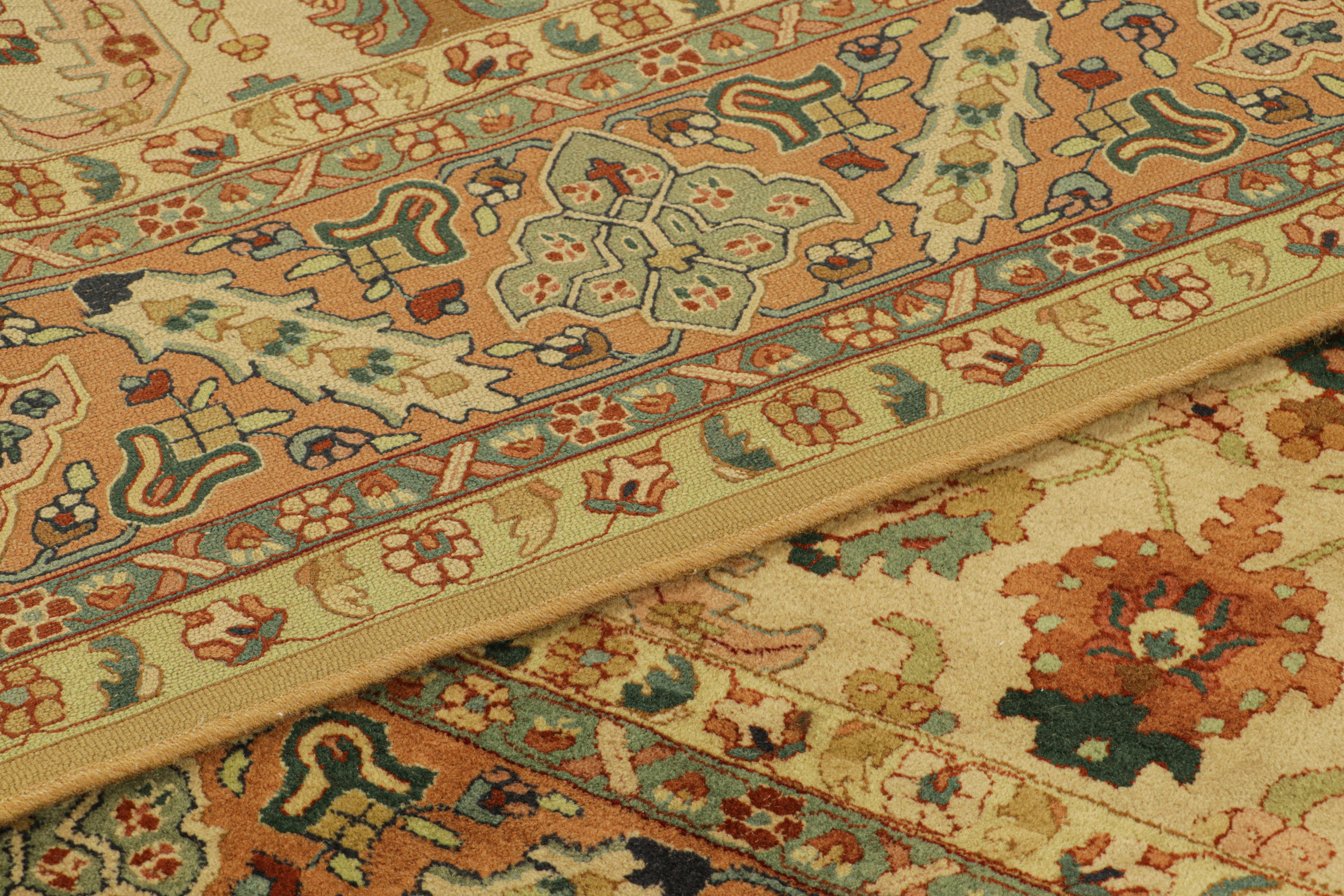 Lana Tappeto antico con ganci in oro con motivi floreali colorati, da Rug & Kilim in vendita