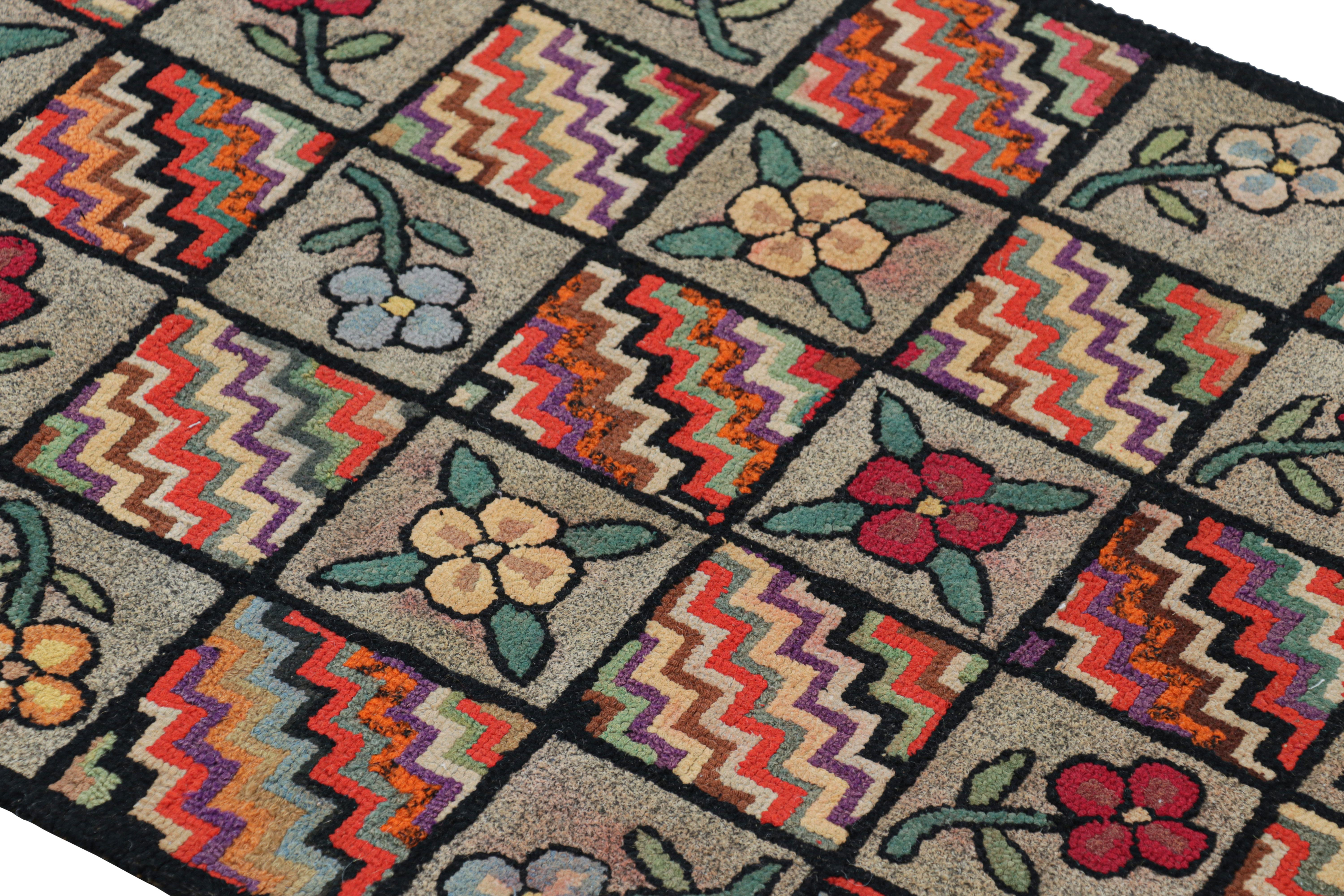 Realizzato a mano in lana e risalente al 1920-1930, questo tappeto 2x3 è una nuova, rara ed entusiasmante selezione della collezione di tappeti antichi a uncino di Rug & Kilim. 

Sul design: 

Gli estimatori dell'artigianato apprezzeranno questo