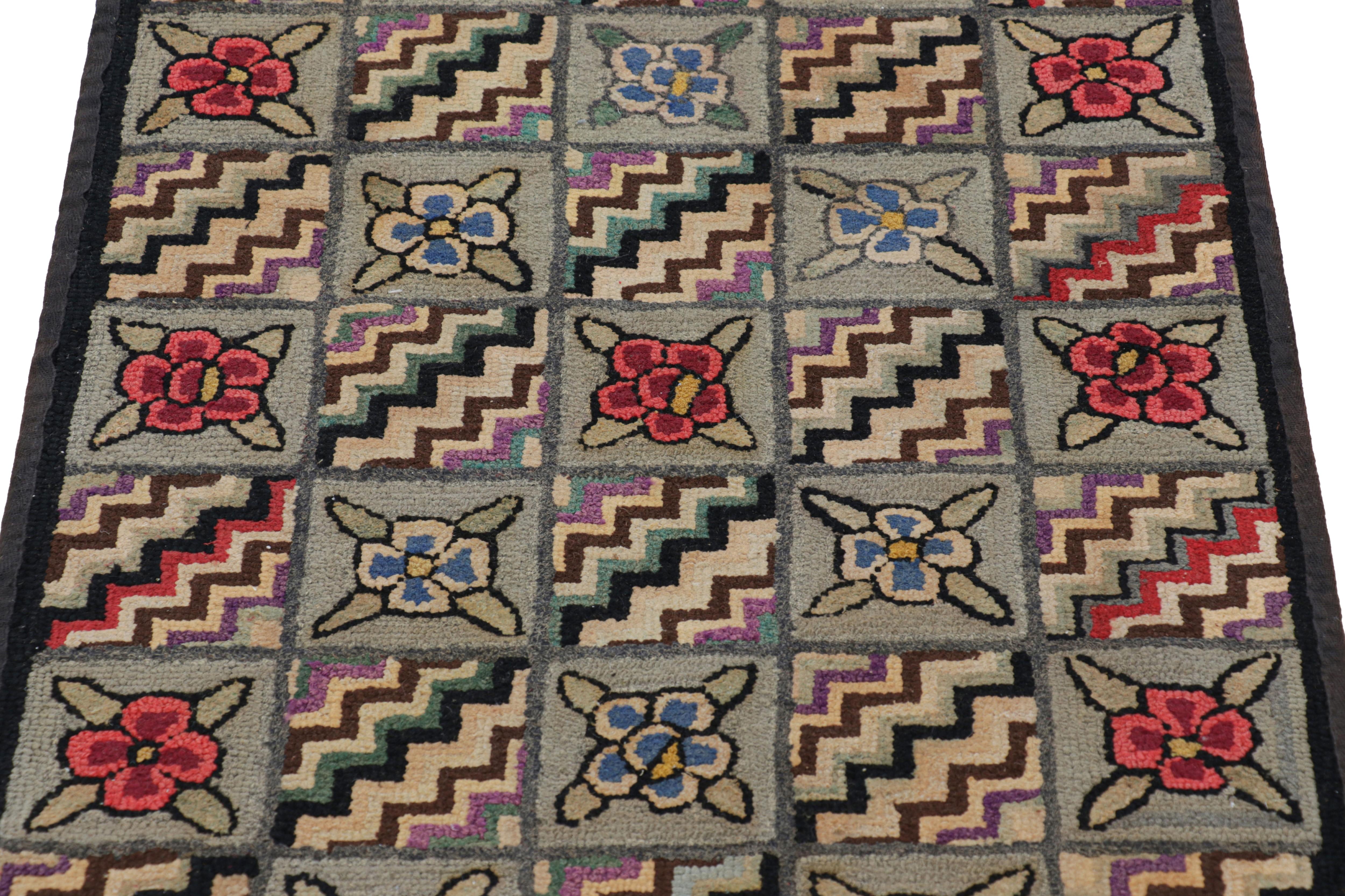 Realizzato a mano in lana e risalente al 1920-1930, questo tappeto 2x4 è una nuova, rara ed entusiasmante selezione della collezione di tappeti antichi a uncino di Rug & Kilim. 

Sul design: 

Gli estimatori dell'artigianato apprezzeranno questo