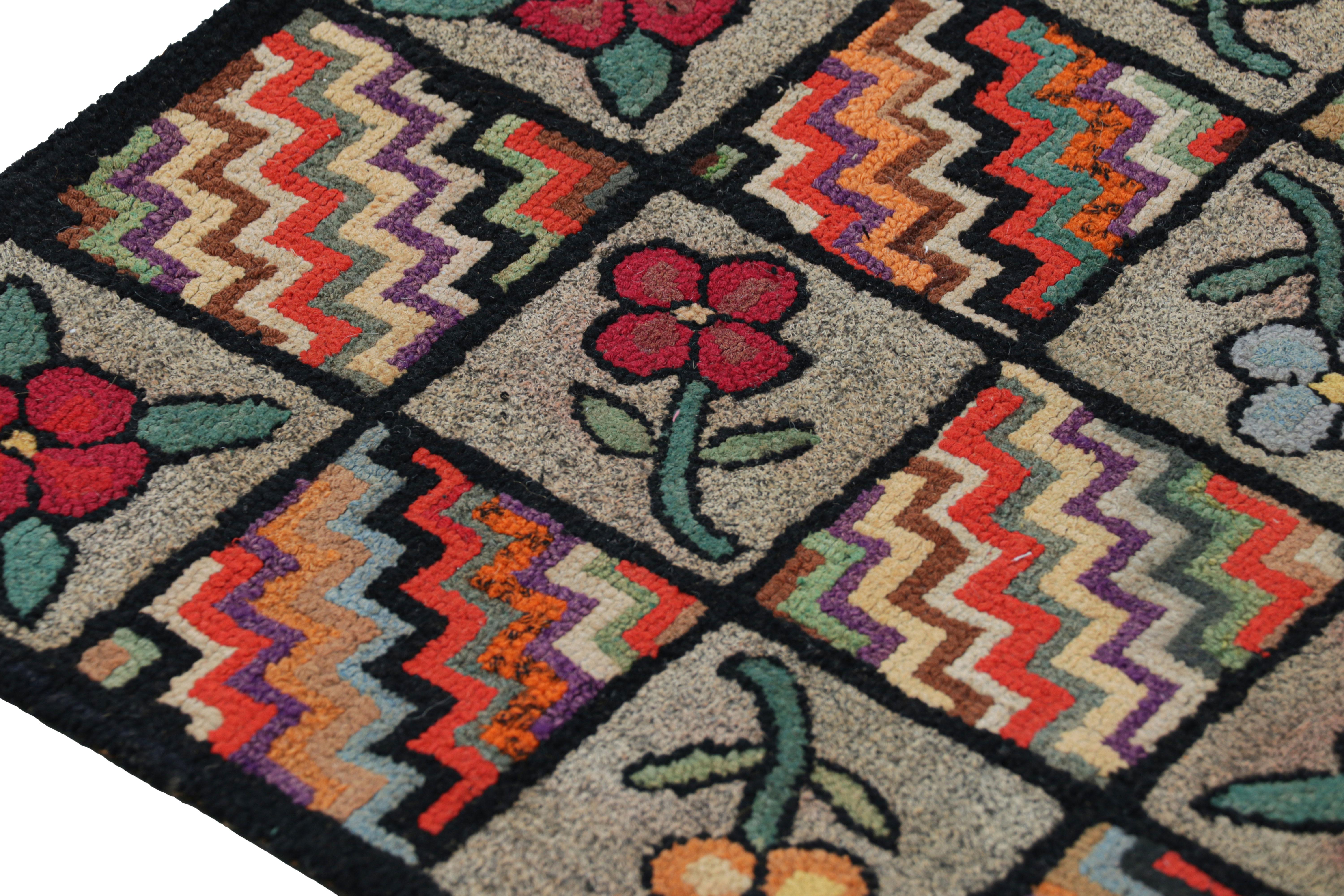 Americano Tappeto antico con ganci in grigio con medaglioni e motivi floreali da Rug & Kilim in vendita