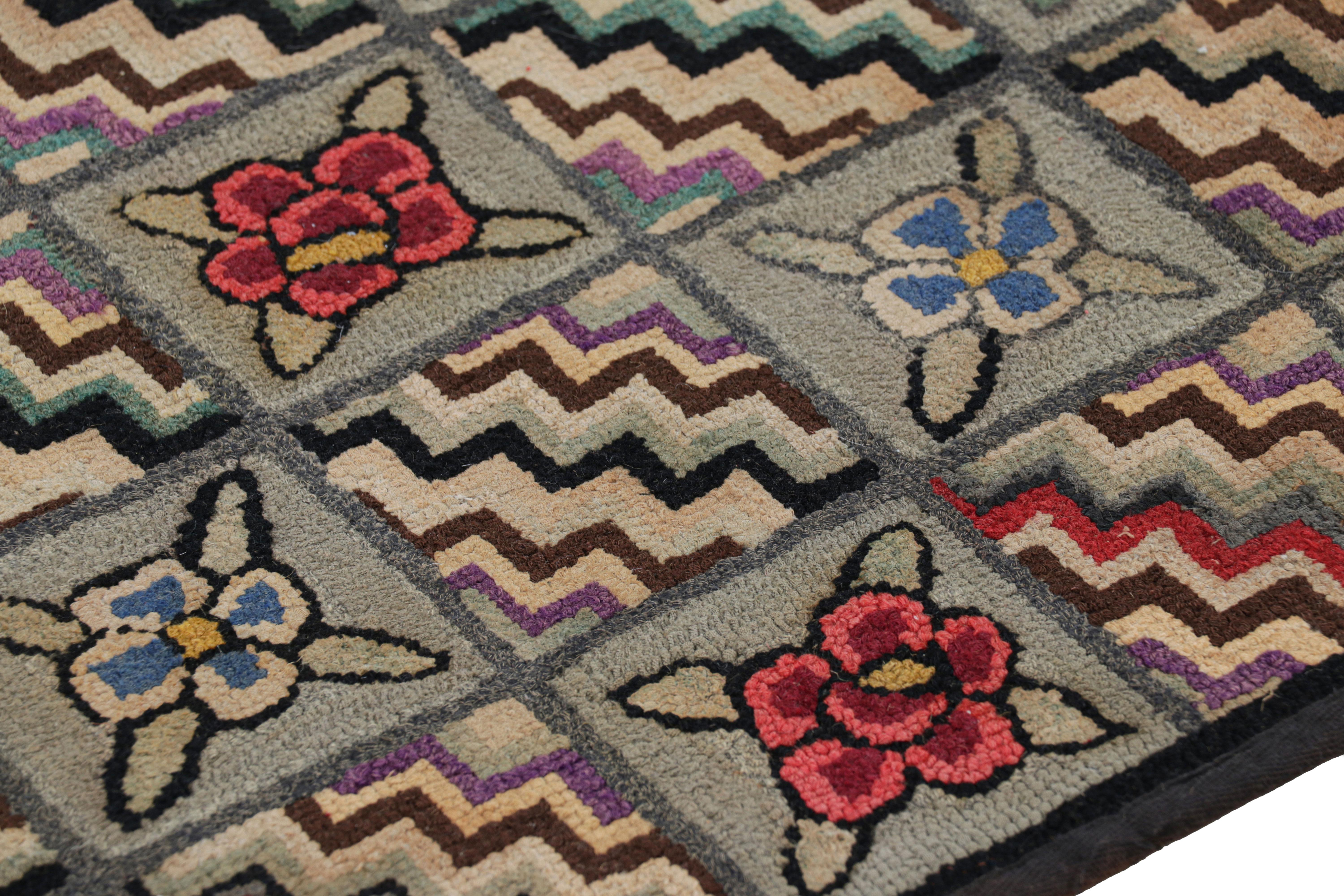 Americano Tappeto antico con ganci in grigio con medaglioni e motivi floreali da Rug & Kilim in vendita