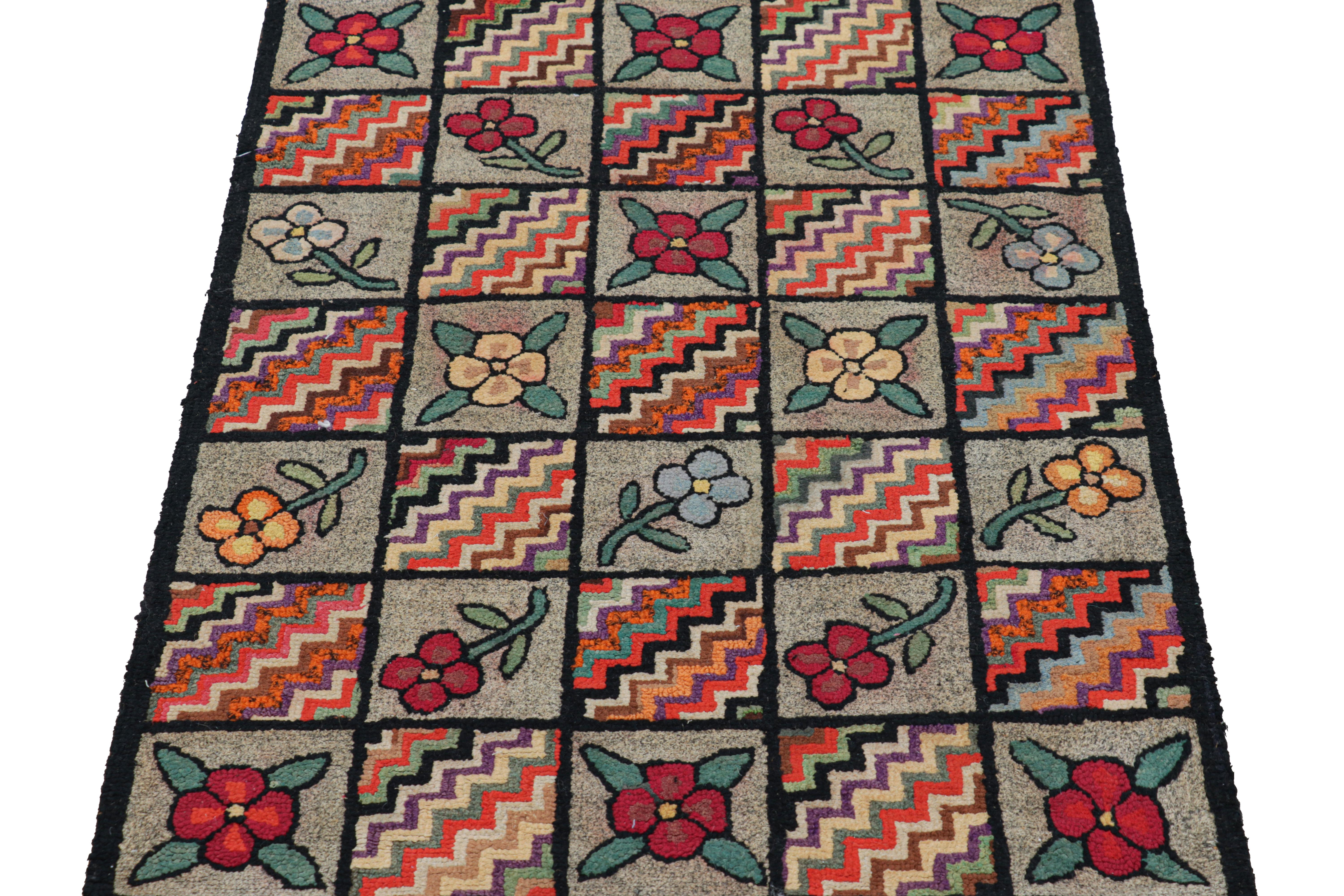 Annodato a mano Tappeto antico con ganci in grigio con medaglioni e motivi floreali da Rug & Kilim in vendita