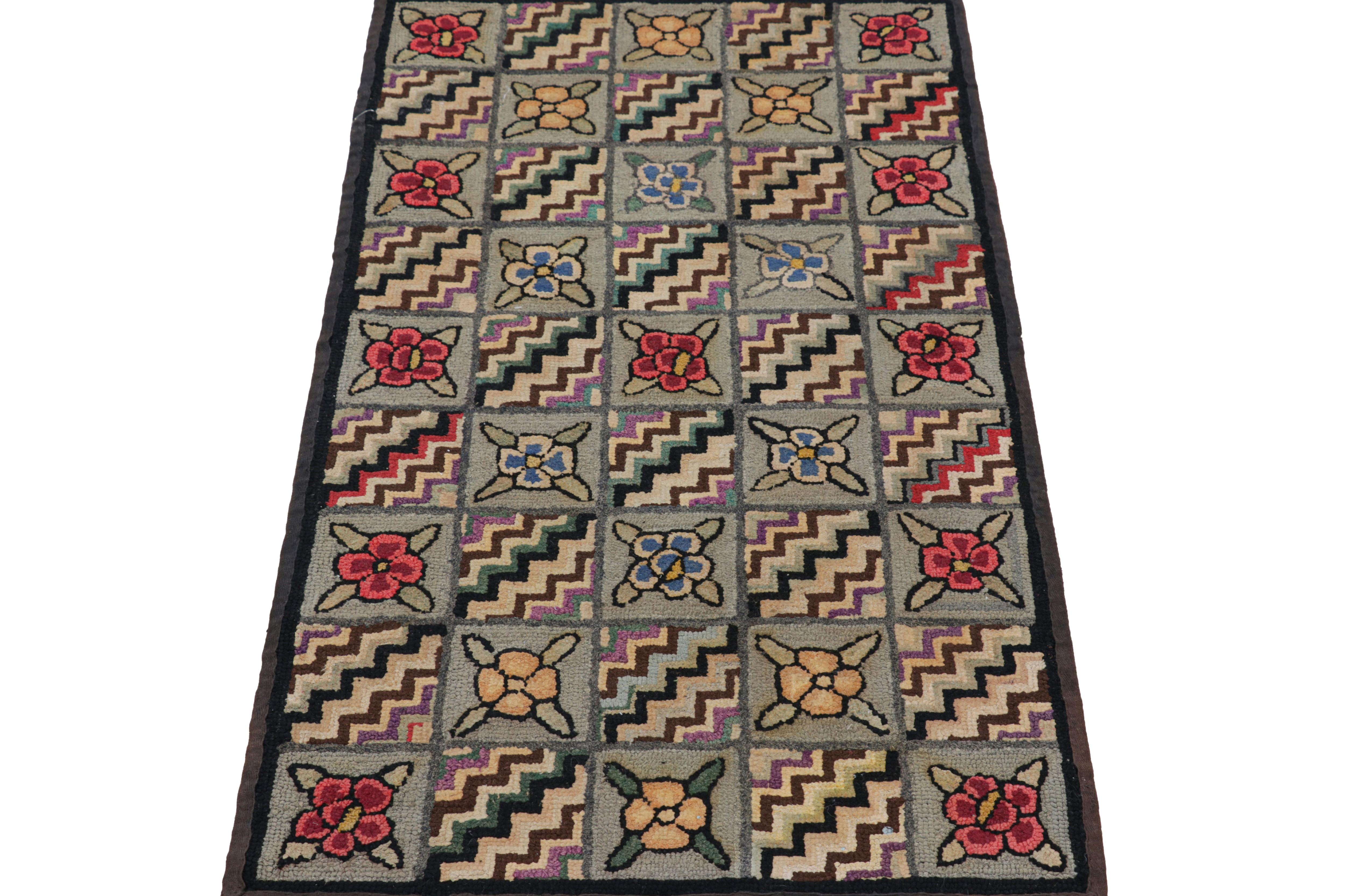 Annodato a mano Tappeto antico con ganci in grigio con medaglioni e motivi floreali da Rug & Kilim in vendita