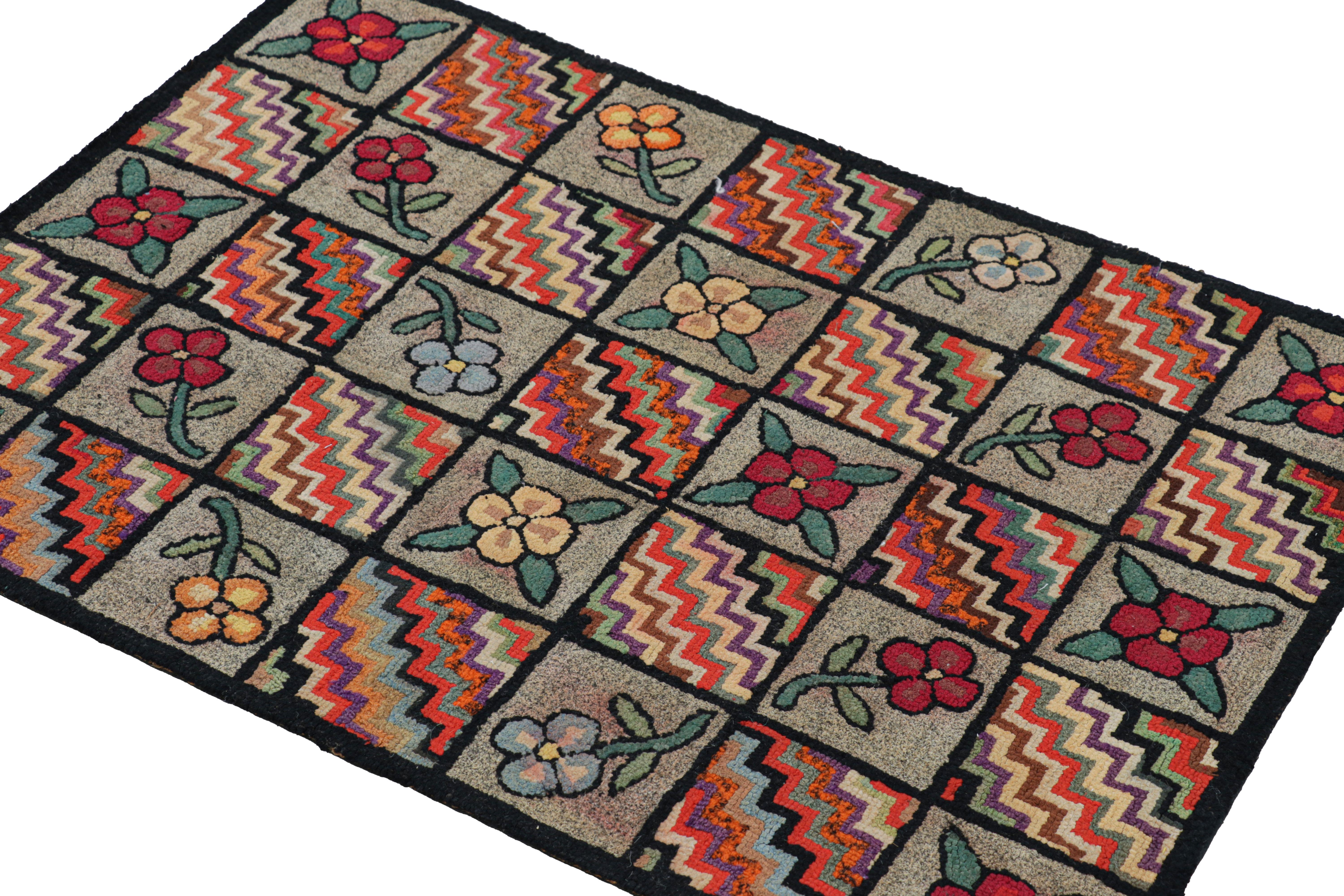 Tappeto antico con ganci in grigio con medaglioni e motivi floreali da Rug & Kilim In condizioni buone in vendita a Long Island City, NY