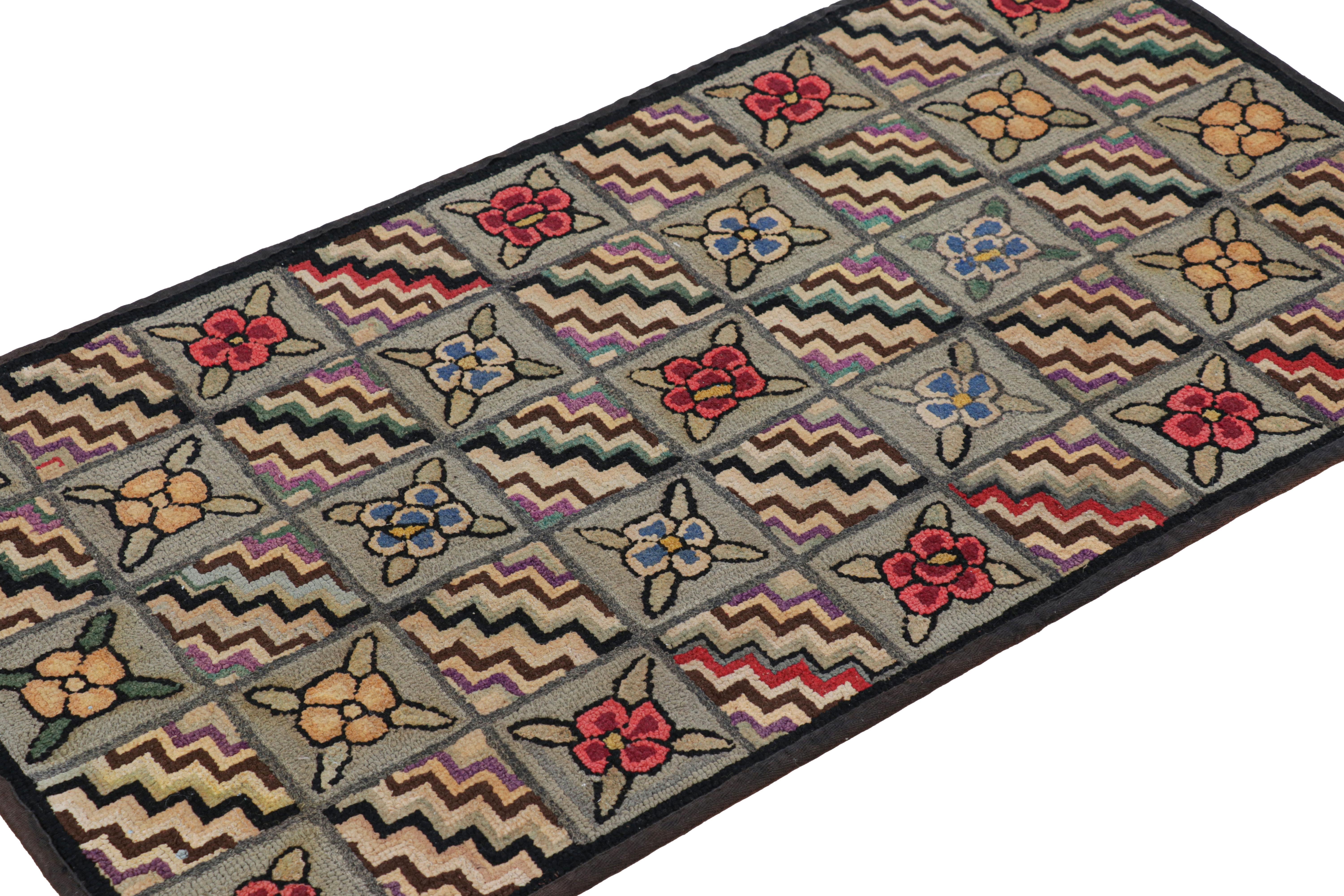 Tappeto antico con ganci in grigio con medaglioni e motivi floreali da Rug & Kilim In condizioni buone in vendita a Long Island City, NY