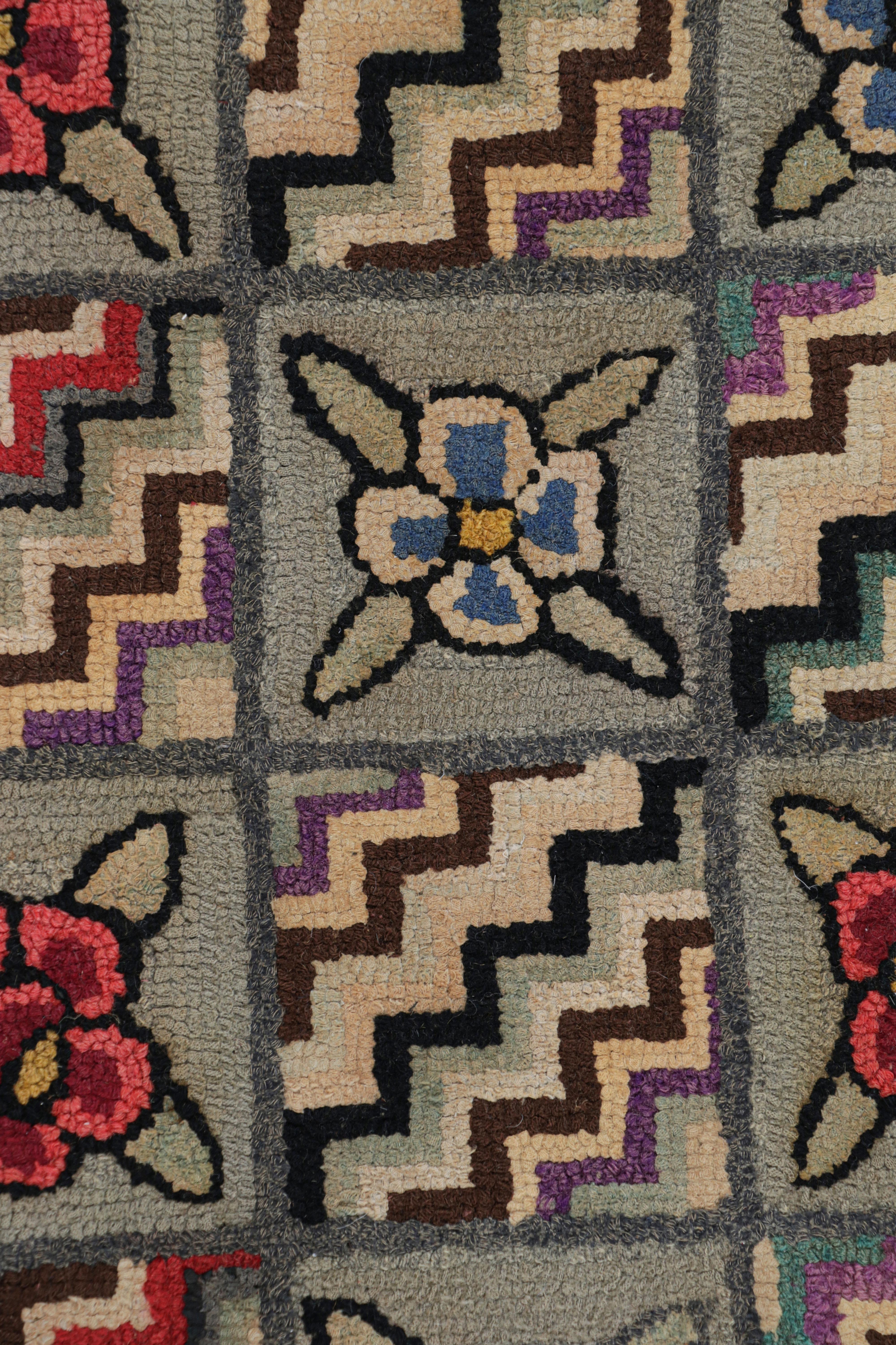 Inizio XX secolo Tappeto antico con ganci in grigio con medaglioni e motivi floreali da Rug & Kilim in vendita