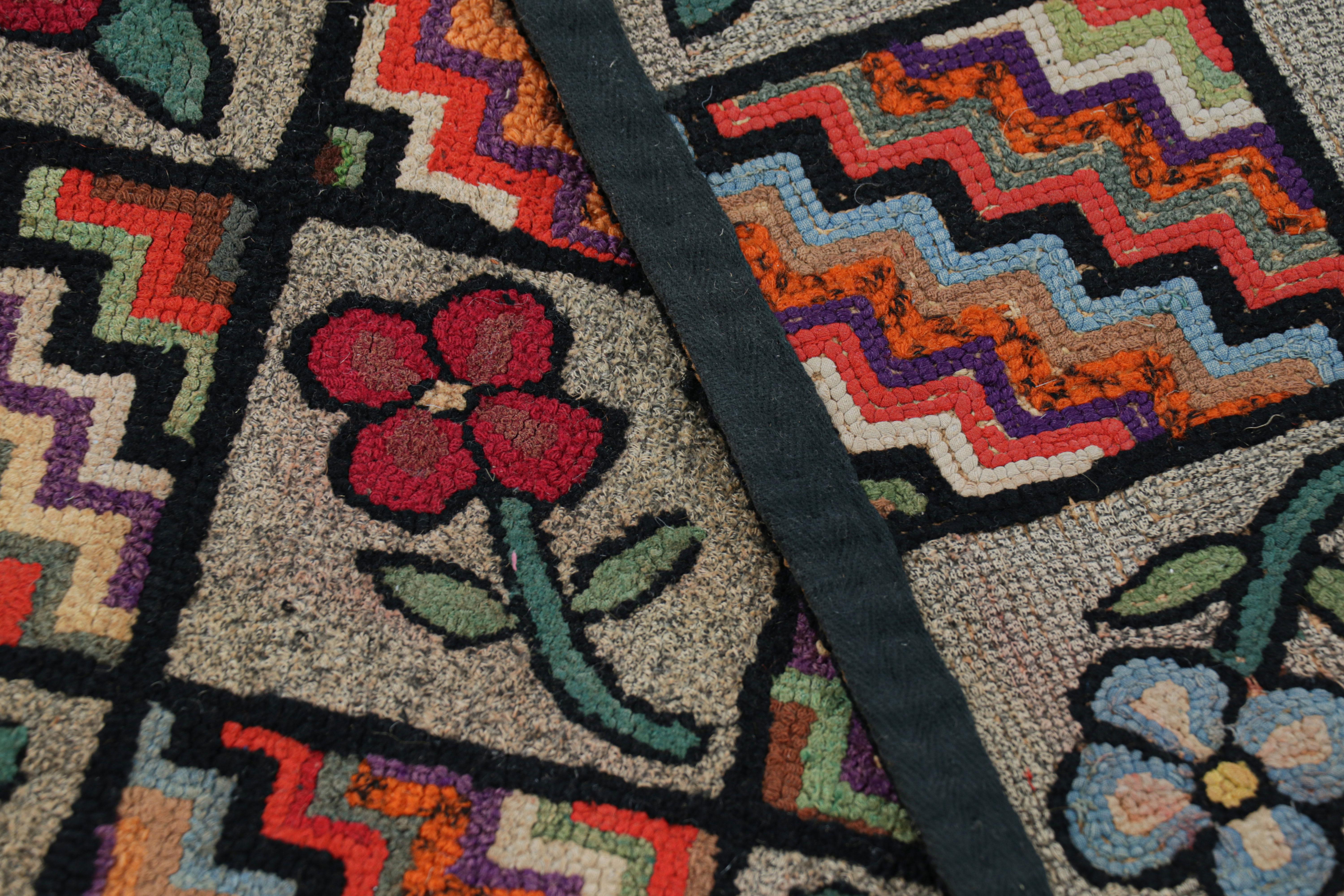 Lana Tappeto antico con ganci in grigio con medaglioni e motivi floreali da Rug & Kilim in vendita