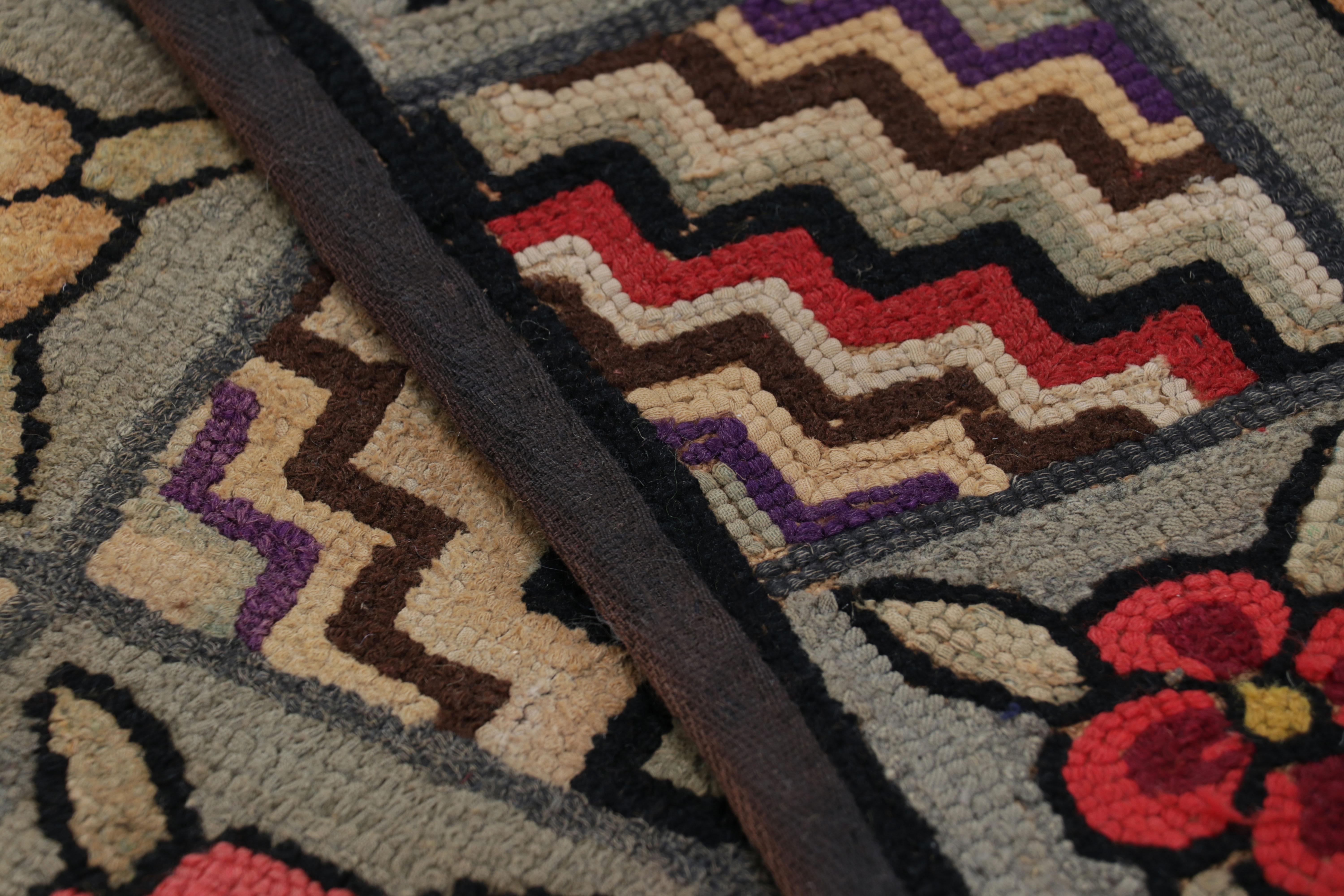 Lana Tappeto antico con ganci in grigio con medaglioni e motivi floreali da Rug & Kilim in vendita