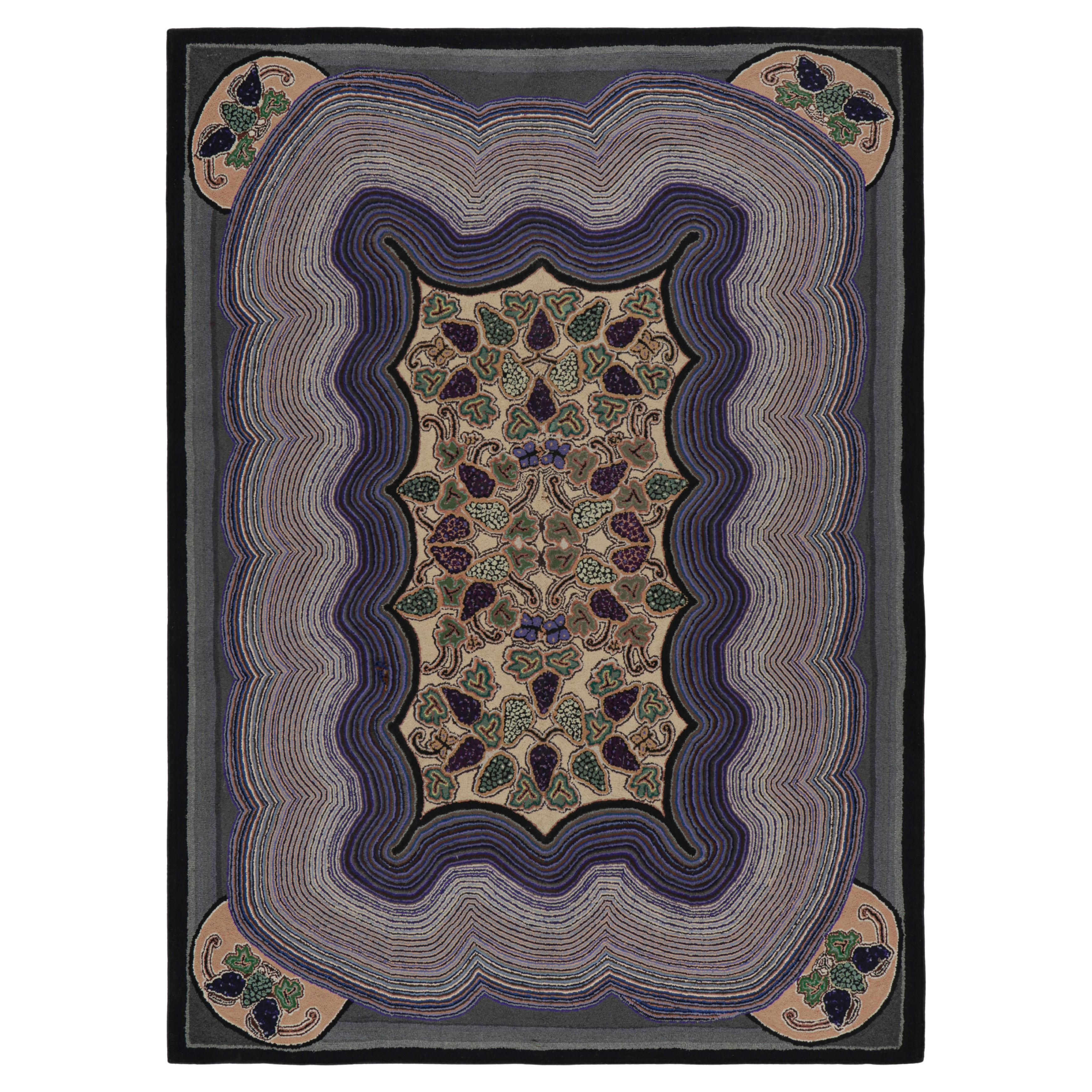 Tapis crocheté ancien violet avec motifs floraux, de Rug & Kilim